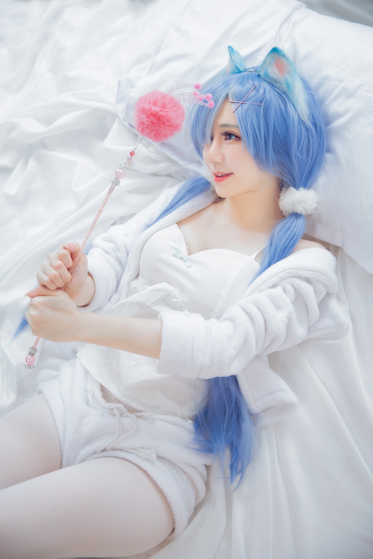 xgyw.top_网络美女Sally多啦雪猫女郎Cos主题私房床上性感服饰半脱秀完美身材诱惑写真49P