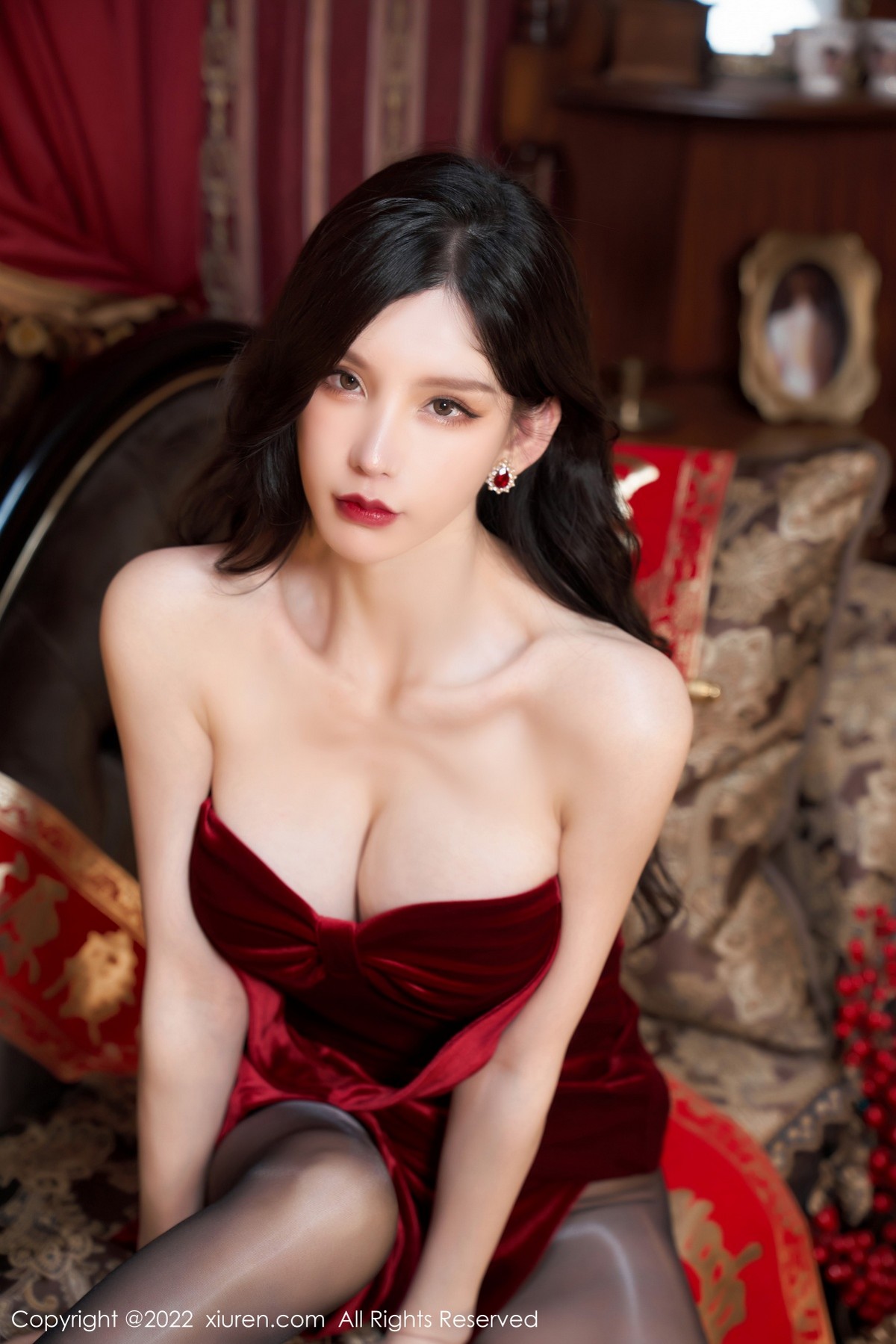 xgyw.top_XiuRen第4545期_女神周于希Sally三亚旅拍新年主题脱红色礼裙露无内黑丝诱惑写真83P
