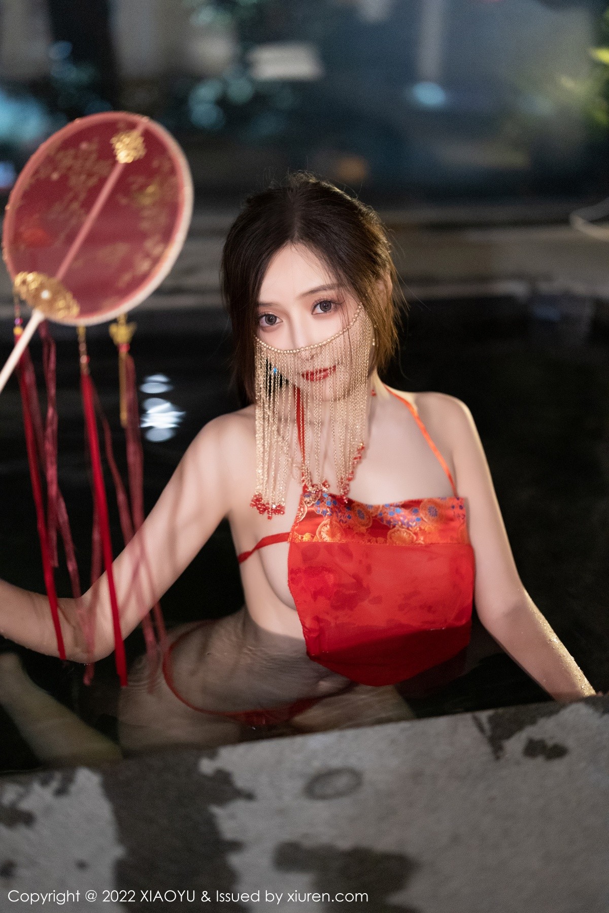 xgyw.top_[XiaoYu画语界]Vol.708_女神王馨瑶yanni户外红色古典长衫半脱露性感肚兜极致诱惑写真60P