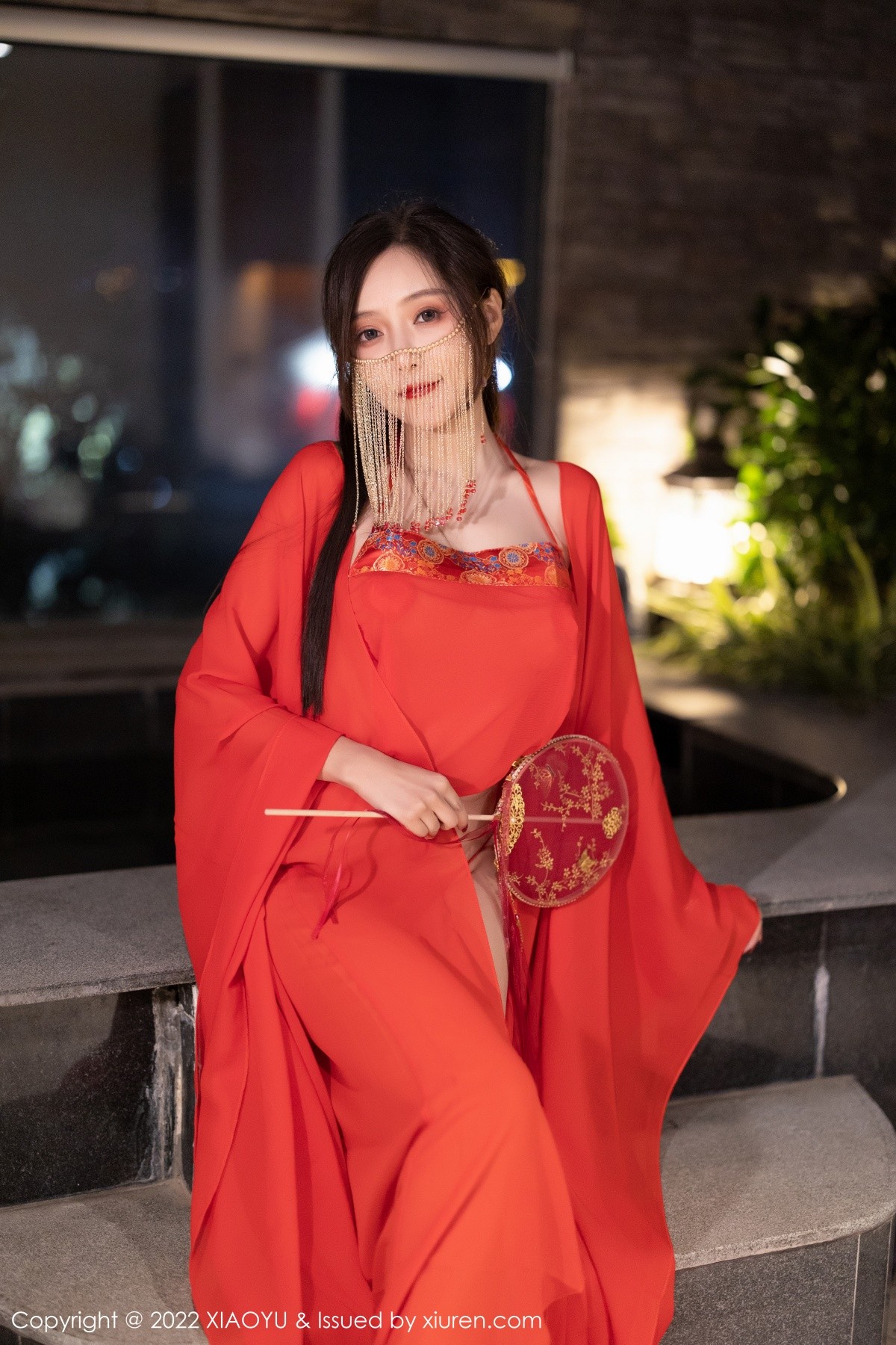 xgyw.top_[XiaoYu画语界]Vol.708_女神王馨瑶yanni户外红色古典长衫半脱露性感肚兜极致诱惑写真60P