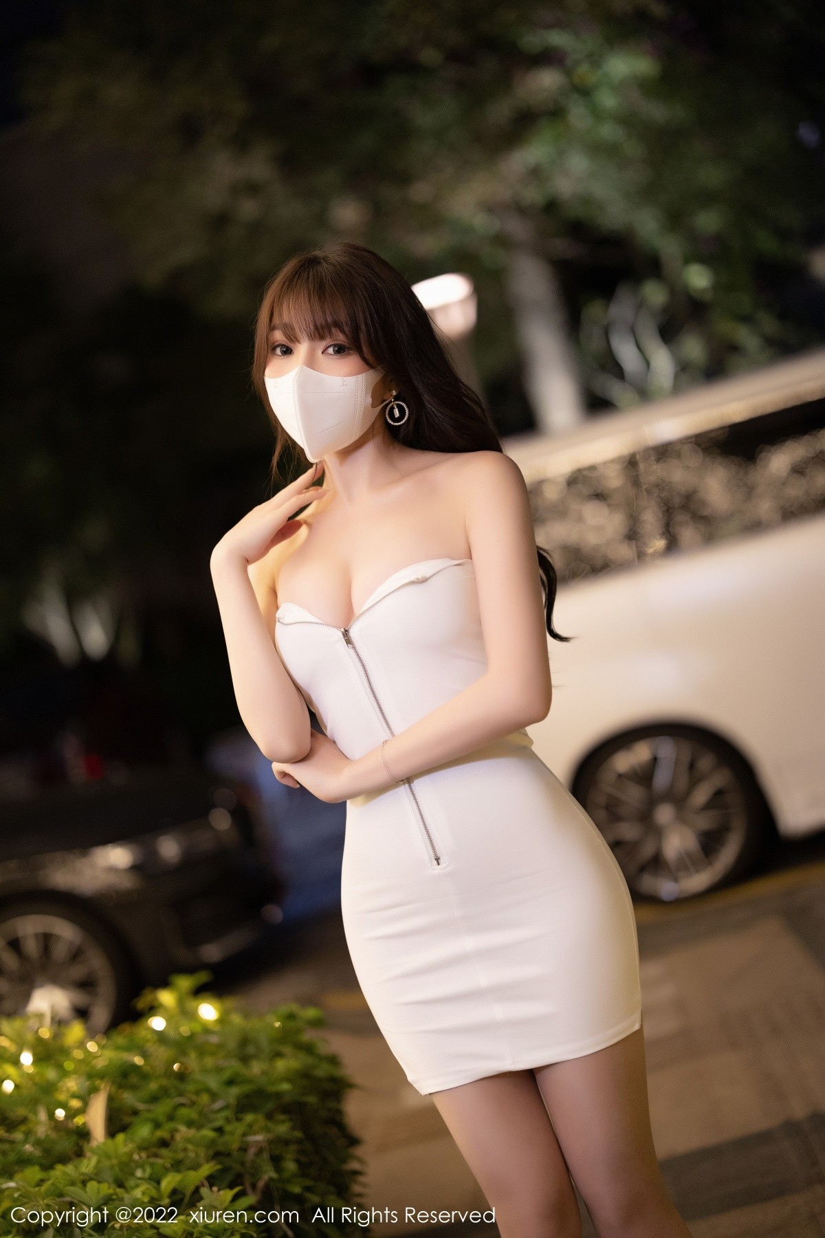 xgyw.top_XiuRen第4550期_女神芝芝Booty白色低胸连衣裙配原色丝袜秀完美身材诱惑写真72P