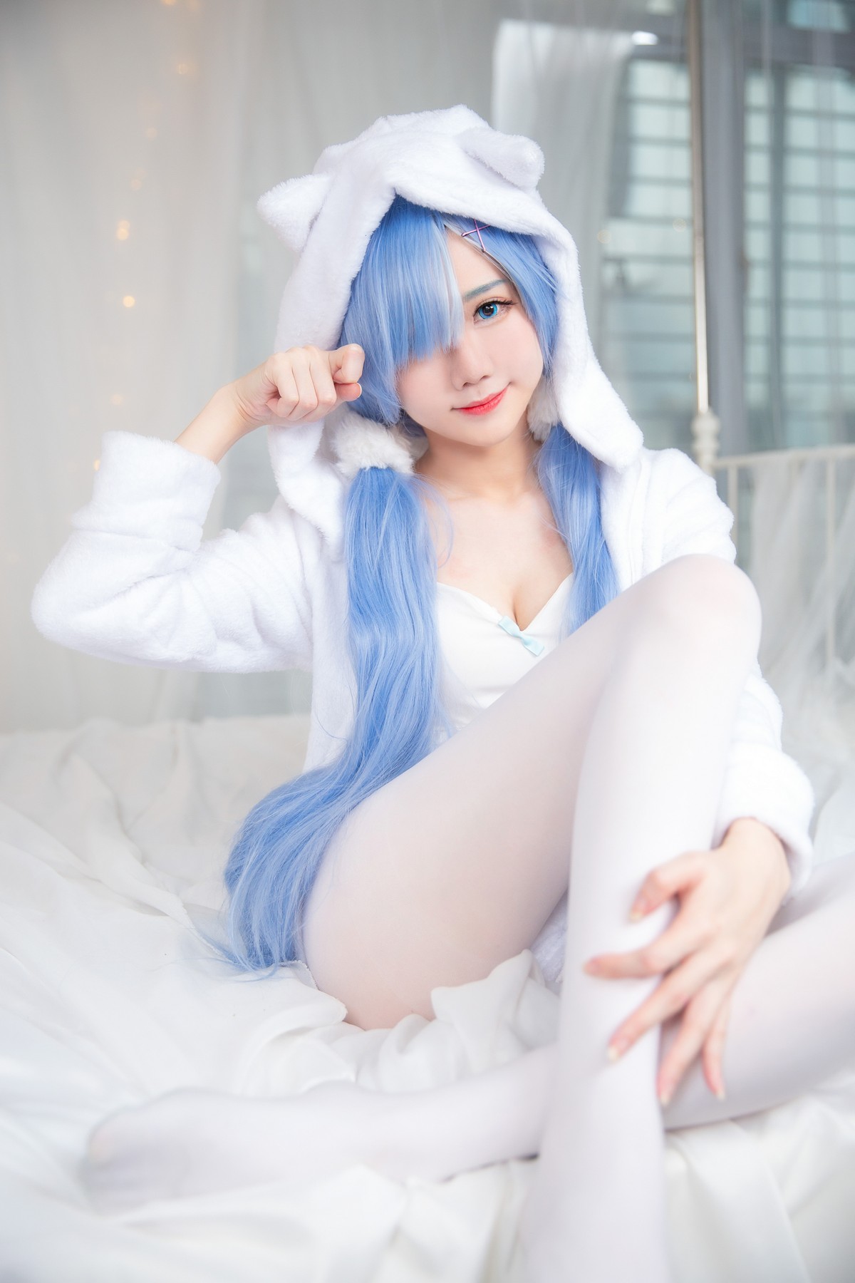 xgyw.top_网络美女Sally多啦雪猫女郎Cos主题私房床上性感服饰半脱秀完美身材诱惑写真49P