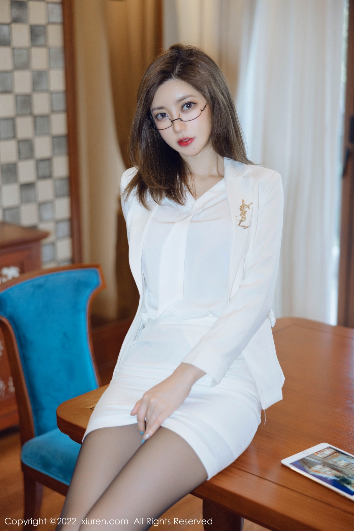 xgyw.top_XiuRen第4544期_女神绮里嘉ula珠三角旅拍脱白色职业装露性感粉色内衣诱惑写真75P