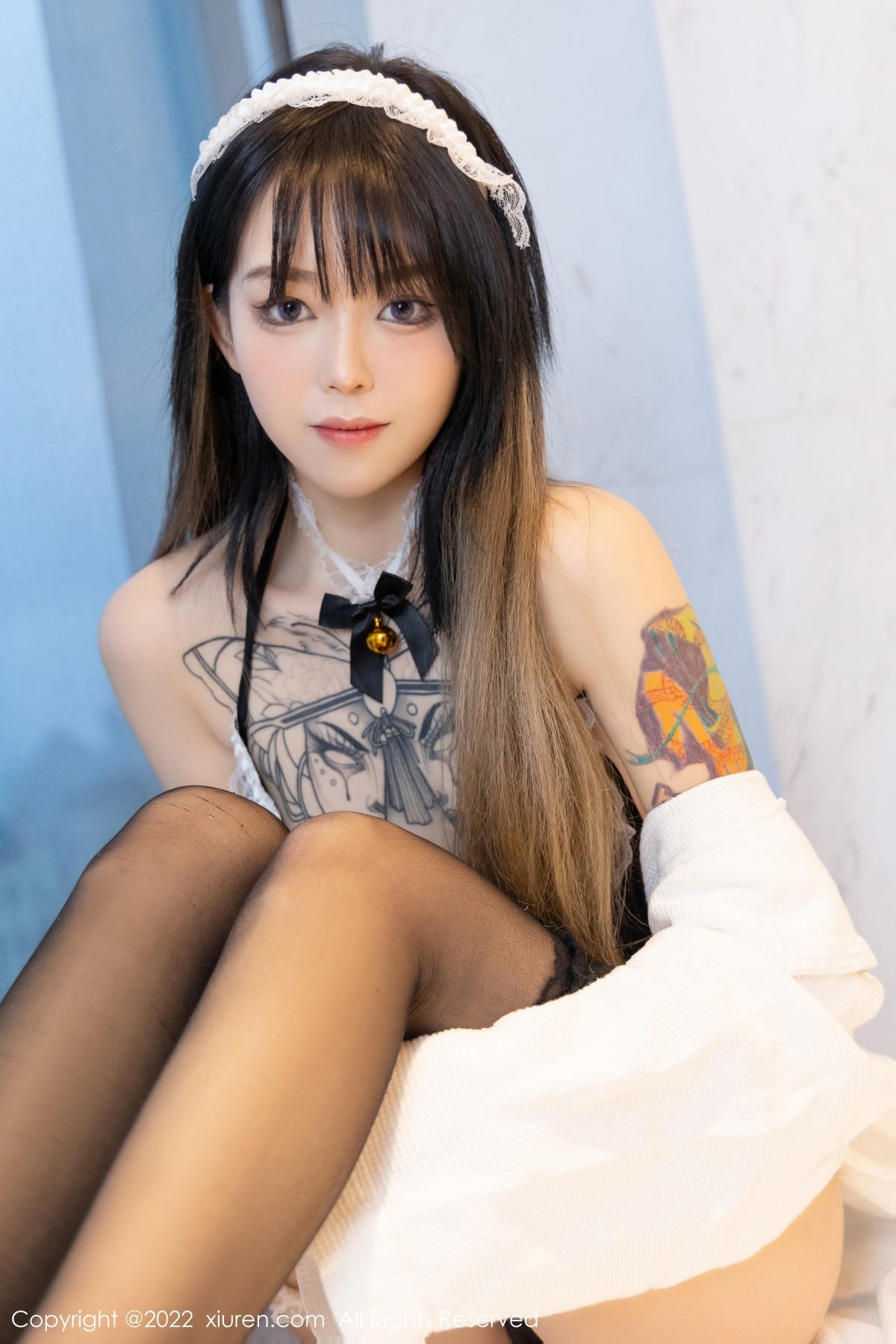 xgyw.top_XiuRen第4535期_模特奶瓶脱白色外套露黑色蕾丝内衣蕾丝袜秀美腿迷人诱惑写真100P