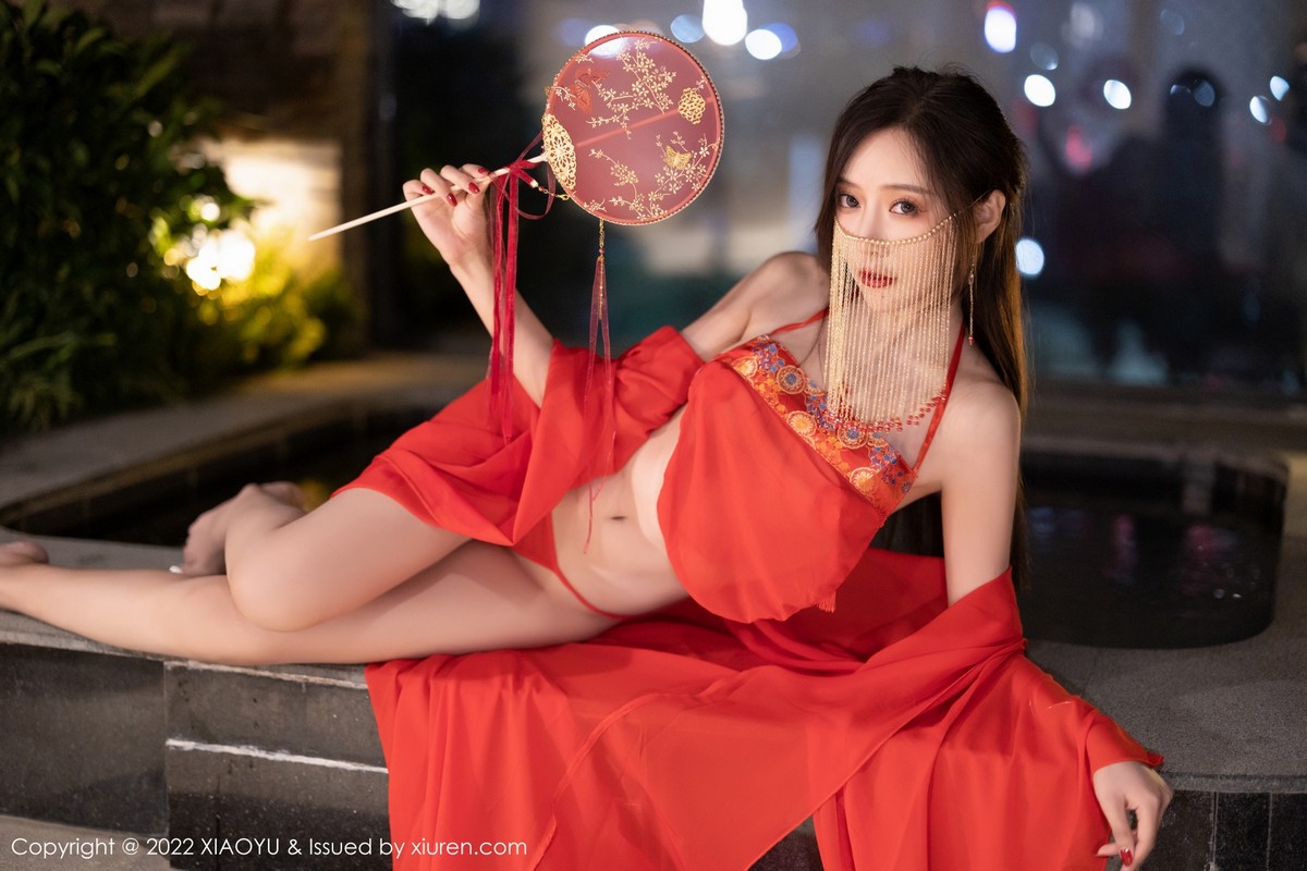 xgyw.top_[XiaoYu画语界]Vol.708_女神王馨瑶yanni户外红色古典长衫半脱露性感肚兜极致诱惑写真60P