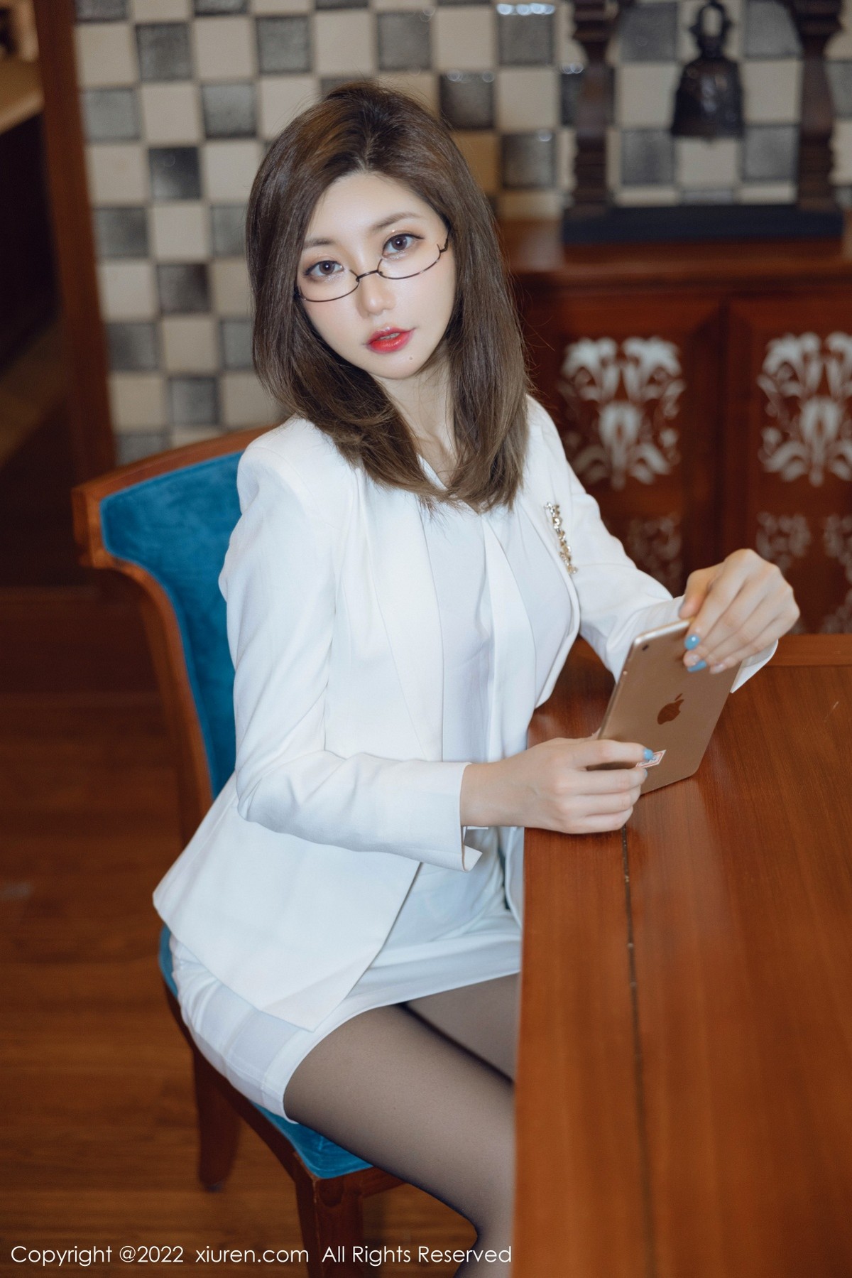 xgyw.top_XiuRen第4544期_女神绮里嘉ula珠三角旅拍脱白色职业装露性感粉色内衣诱惑写真75P