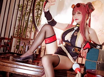 网络青春美女是一只熊仔布莱默顿功夫少女主题性感服饰露白色蕾丝内衣骚扰写真30P