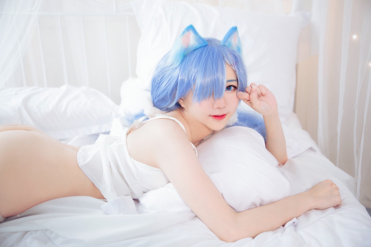xgyw.top_网络美女Sally多啦雪猫女郎Cos主题私房床上性感服饰半脱秀完美身材诱惑写真49P