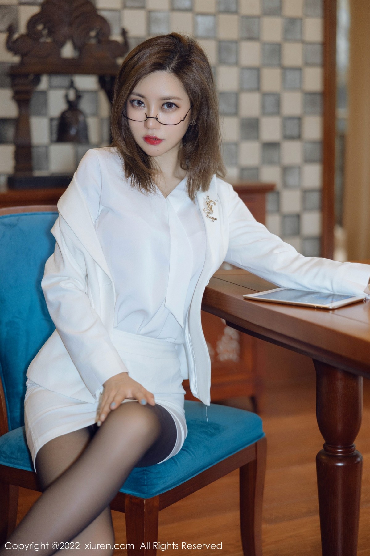 xgyw.top_XiuRen第4544期_女神绮里嘉ula珠三角旅拍脱白色职业装露性感粉色内衣诱惑写真75P