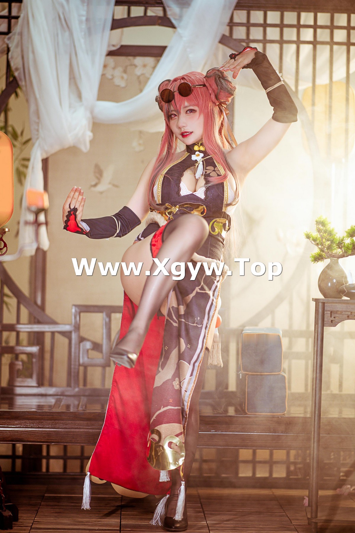 xgyw.top_网络美女是一只熊仔布莱默顿功夫少女主题性感服饰露白色蕾丝内衣诱惑写真30P