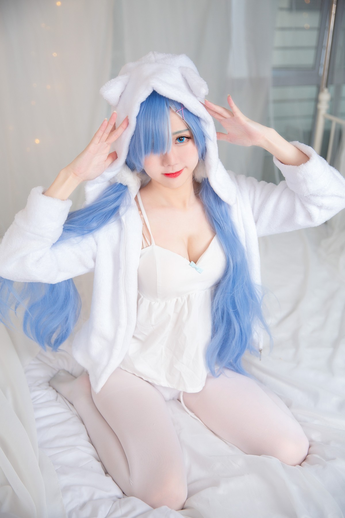 xgyw.top_网络美女Sally多啦雪猫女郎Cos主题私房床上性感服饰半脱秀完美身材诱惑写真49P
