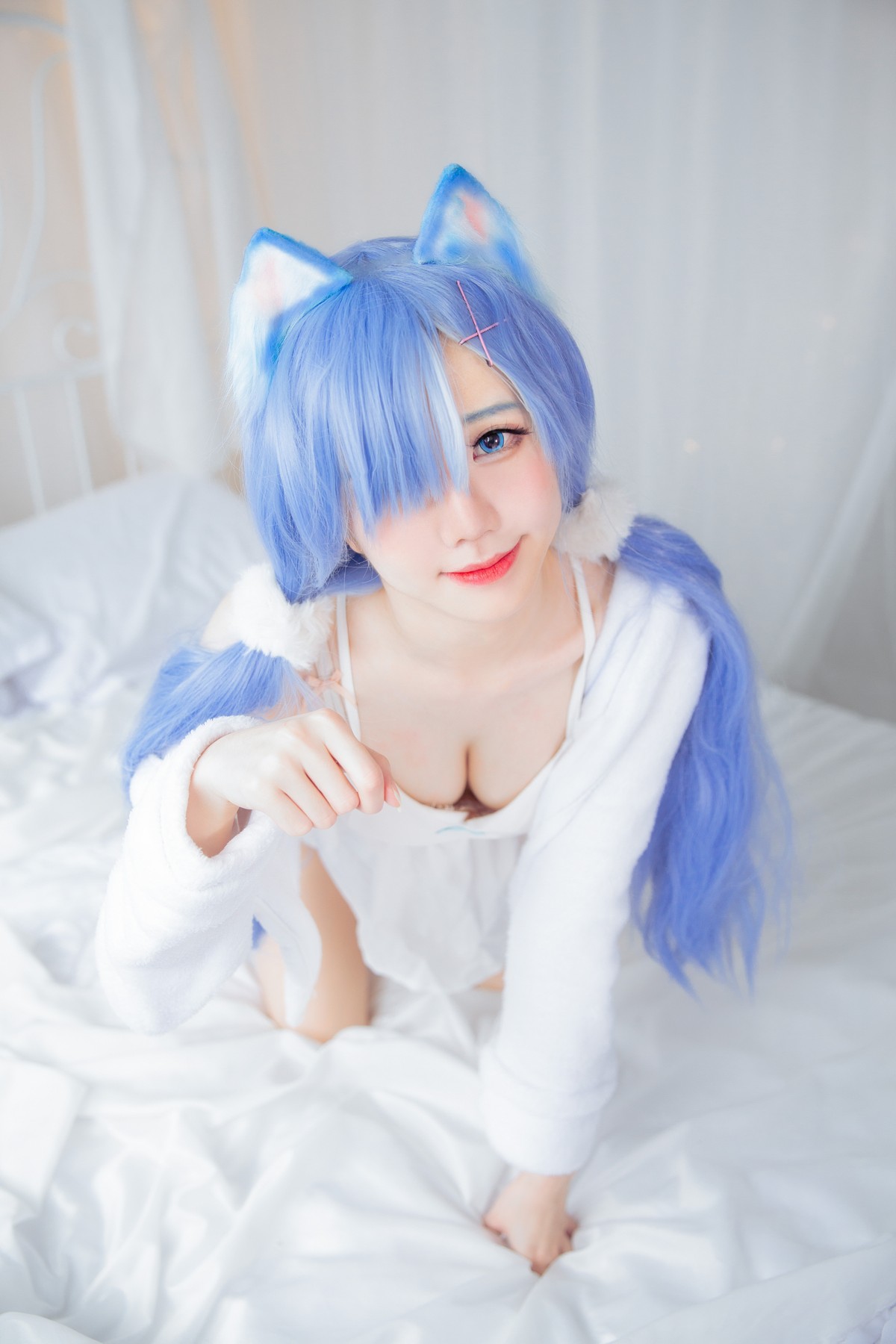 xgyw.top_网络美女Sally多啦雪猫女郎Cos主题私房床上性感服饰半脱秀完美身材诱惑写真49P