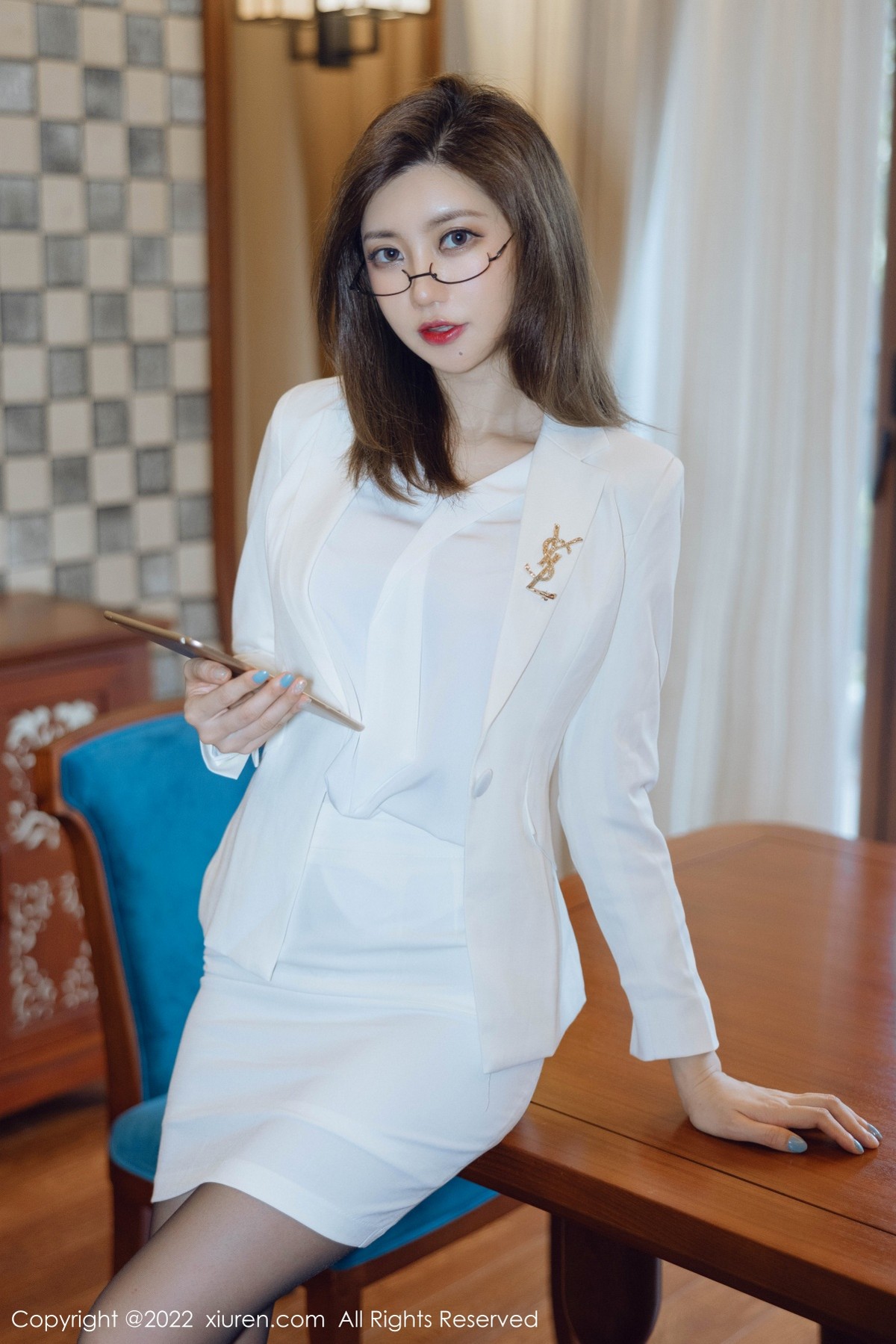 xgyw.top_XiuRen第4544期_女神绮里嘉ula珠三角旅拍脱白色职业装露性感粉色内衣诱惑写真75P