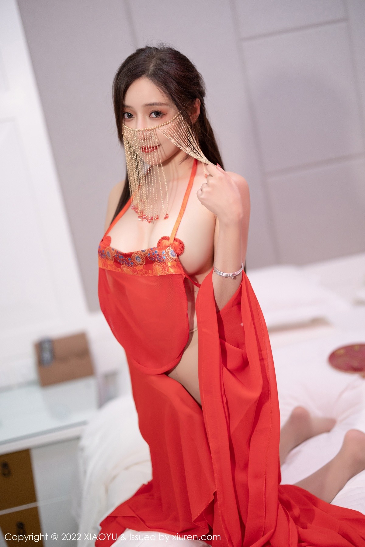 xgyw.top_[XiaoYu画语界]Vol.708_女神王馨瑶yanni户外红色古典长衫半脱露性感肚兜极致诱惑写真60P