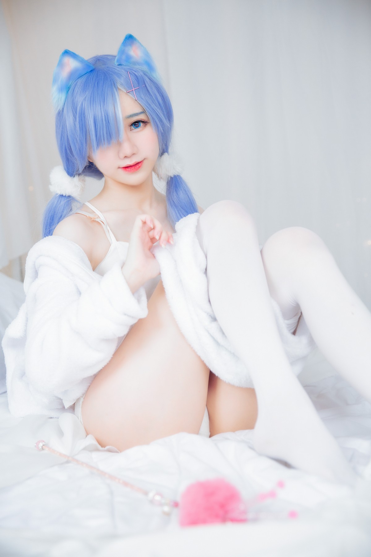 xgyw.top_网络美女Sally多啦雪猫女郎Cos主题私房床上性感服饰半脱秀完美身材诱惑写真49P