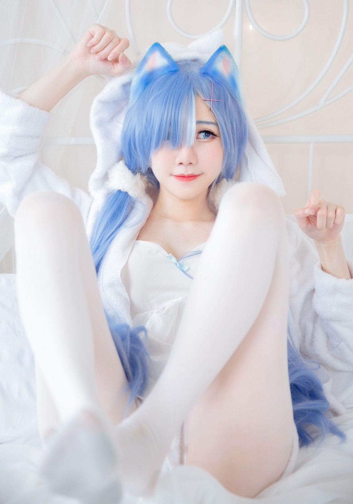 xgyw.top_网络美女Sally多啦雪猫女郎Cos主题私房床上性感服饰半脱秀完美身材诱惑写真49P
