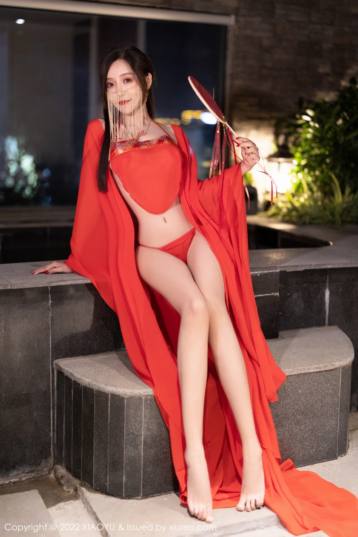 xgyw.top_[XiaoYu画语界]Vol.708_女神王馨瑶yanni户外红色古典长衫半脱露性感肚兜极致诱惑写真60P