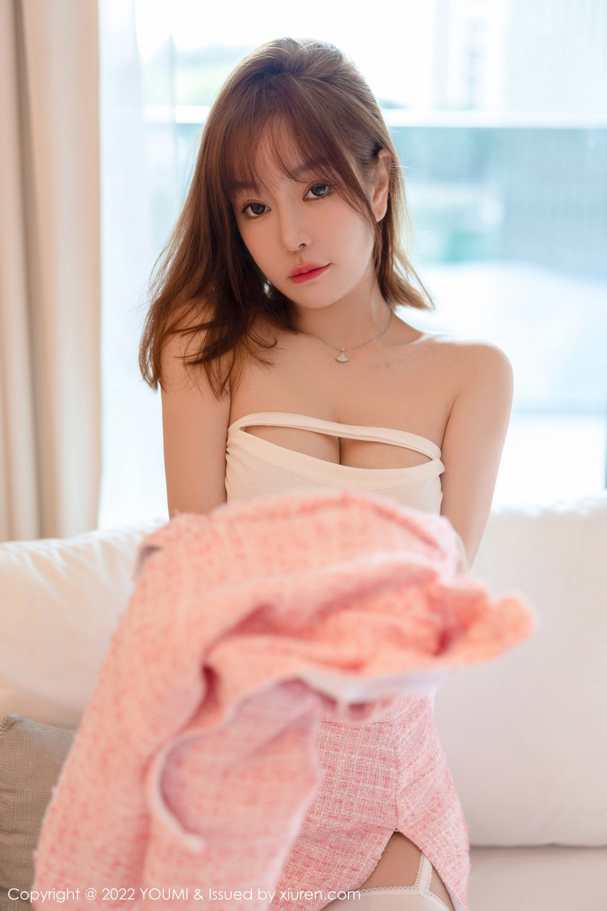 xgyw.top_[YouMi尤蜜荟]Vol.749_女神王雨纯三亚旅拍脱粉色外衣露白色内衣配白丝吊袜诱惑写真73P