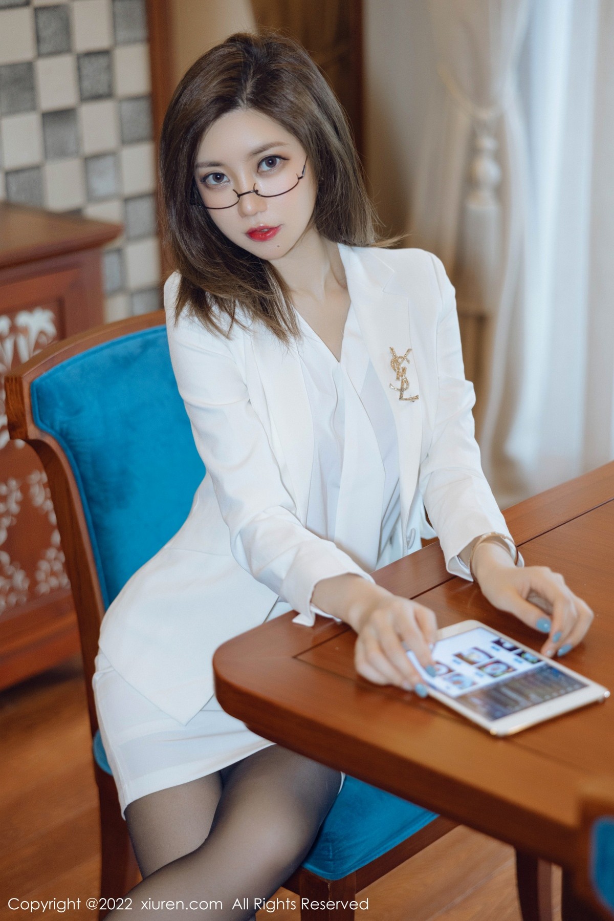 xgyw.top_XiuRen第4544期_女神绮里嘉ula珠三角旅拍脱白色职业装露性感粉色内衣诱惑写真75P
