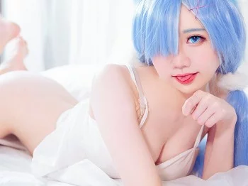 网络青春美女Sally多啦雪猫女郎Cos主题私人床上性感服饰半脱秀完美身材骚扰写真49P