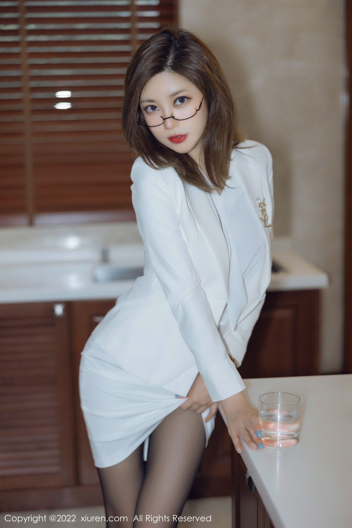 xgyw.top_XiuRen第4544期_女神绮里嘉ula珠三角旅拍脱白色职业装露性感粉色内衣诱惑写真75P