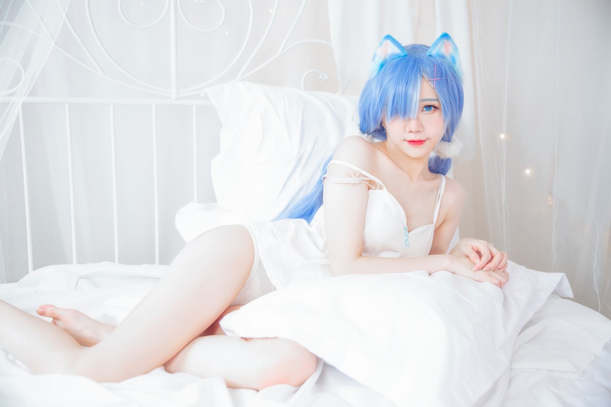 xgyw.top_网络美女Sally多啦雪猫女郎Cos主题私房床上性感服饰半脱秀完美身材诱惑写真49P