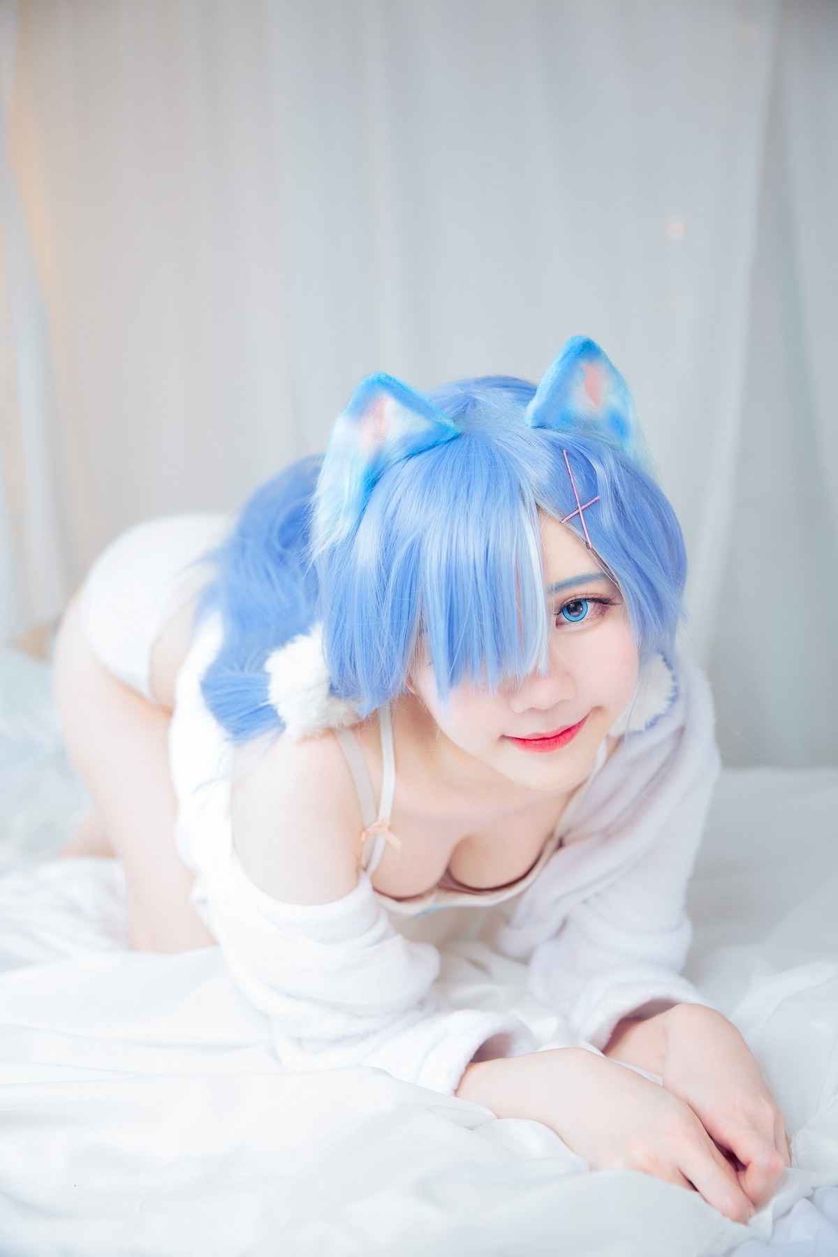 xgyw.top_网络美女Sally多啦雪猫女郎Cos主题私房床上性感服饰半脱秀完美身材诱惑写真49P