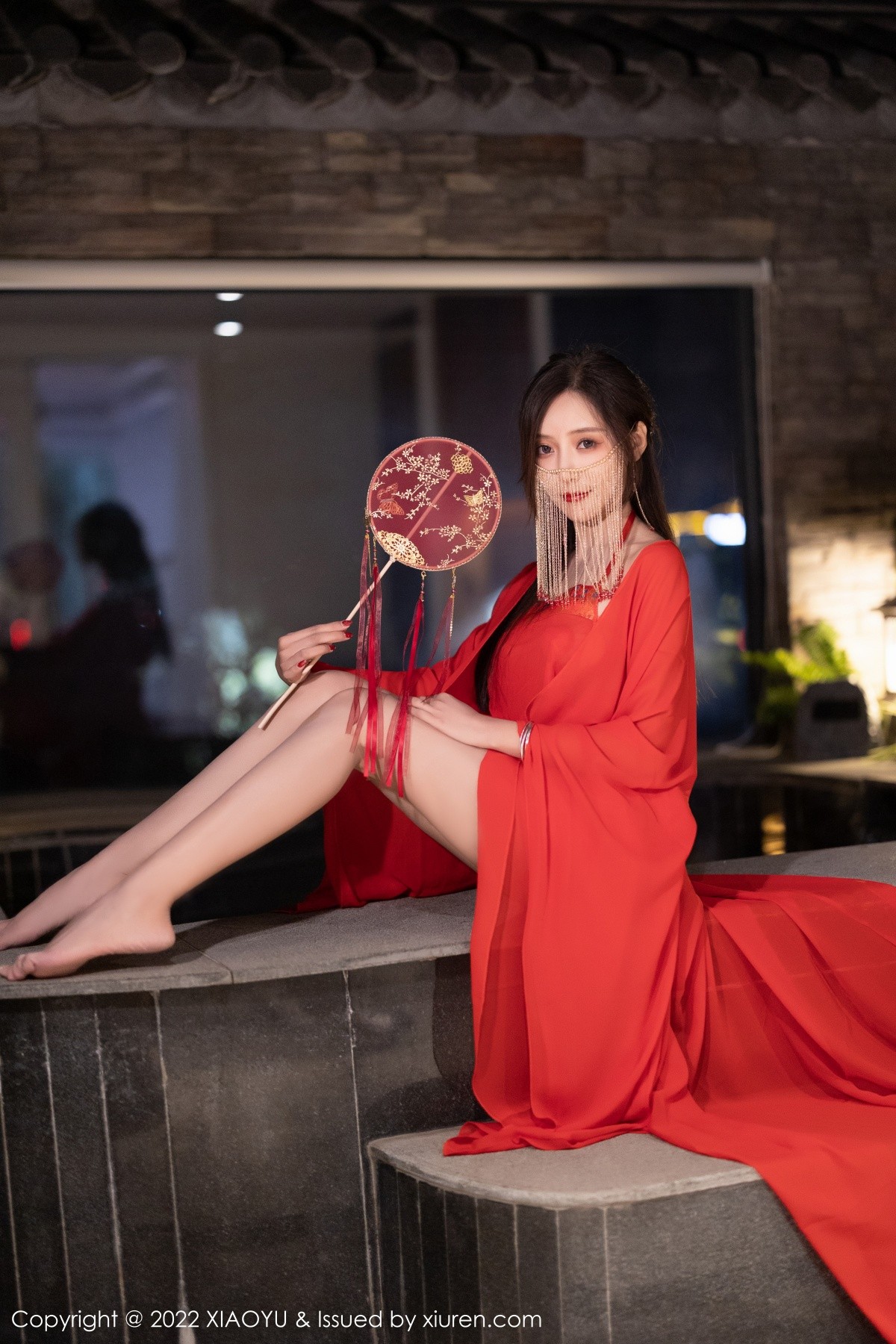 xgyw.top_[XiaoYu画语界]Vol.708_女神王馨瑶yanni户外红色古典长衫半脱露性感肚兜极致诱惑写真60P