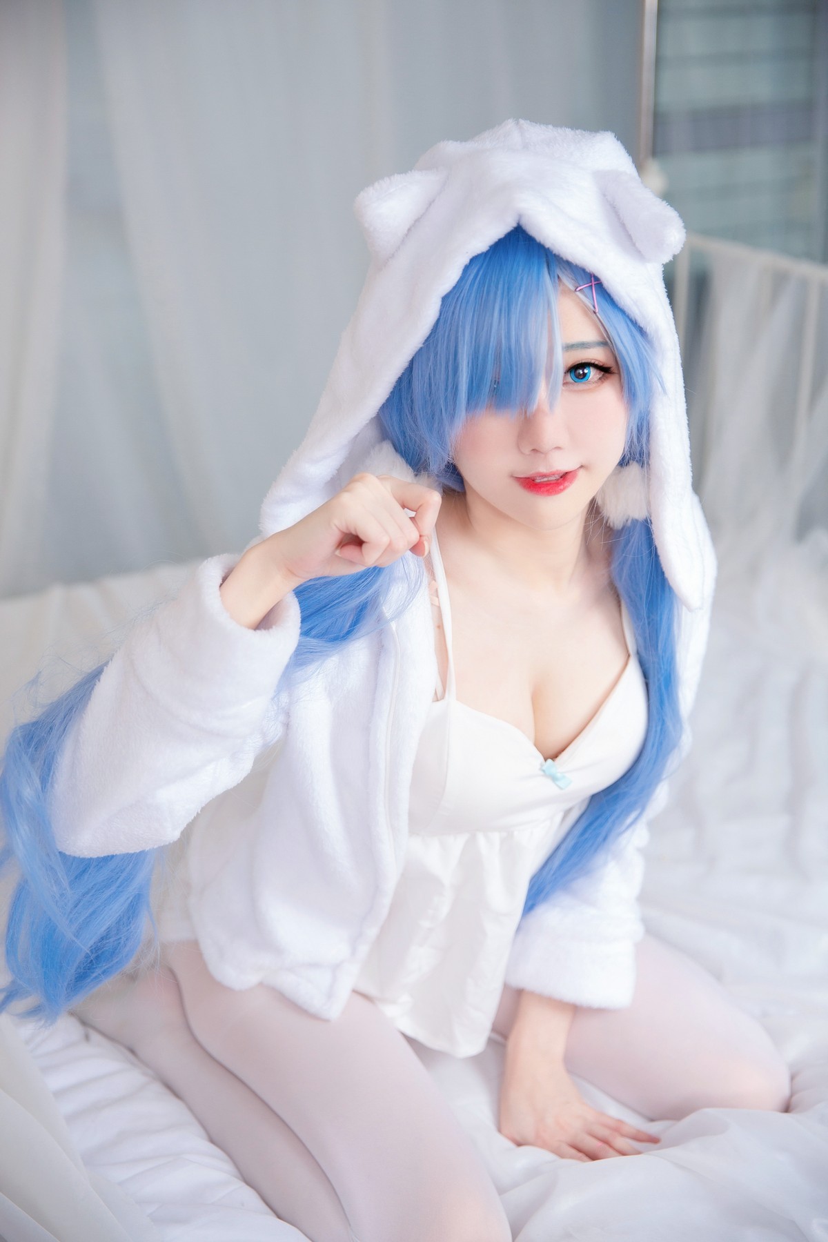 xgyw.top_网络美女Sally多啦雪猫女郎Cos主题私房床上性感服饰半脱秀完美身材诱惑写真49P