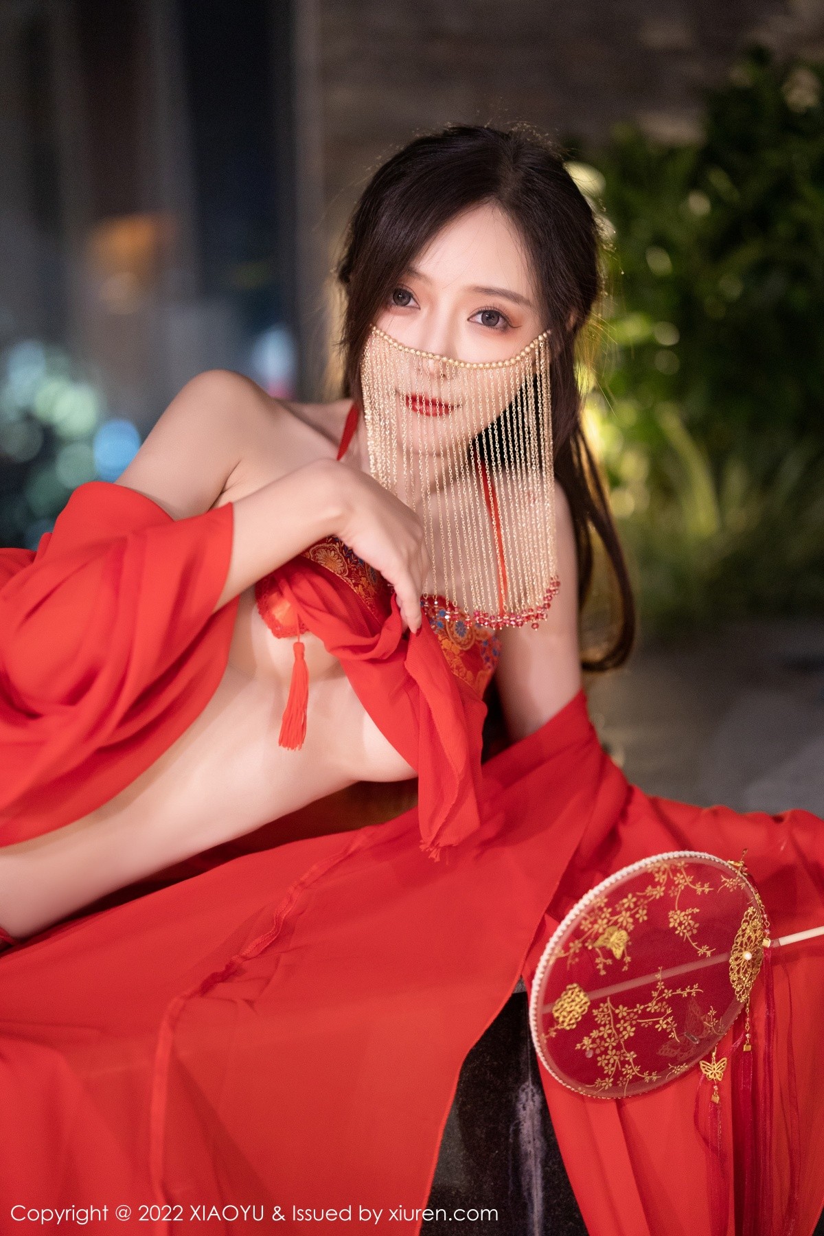 xgyw.top_[XiaoYu画语界]Vol.708_女神王馨瑶yanni户外红色古典长衫半脱露性感肚兜极致诱惑写真60P