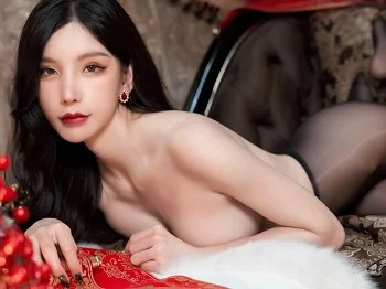 XiuRen第4545期_校花周于希Sally三亚自拍新年主题脱红色礼裙露没有小内内黑色丝袜骚扰写真83P
