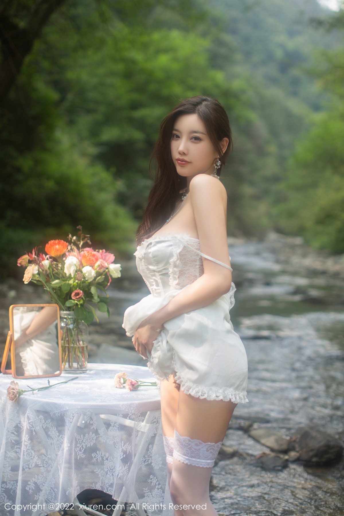 xgyw.top_XiuRen第4564期_女神杨晨晨Yome户外小溪场景白色礼裙配白丝袜完美诱惑写真86P