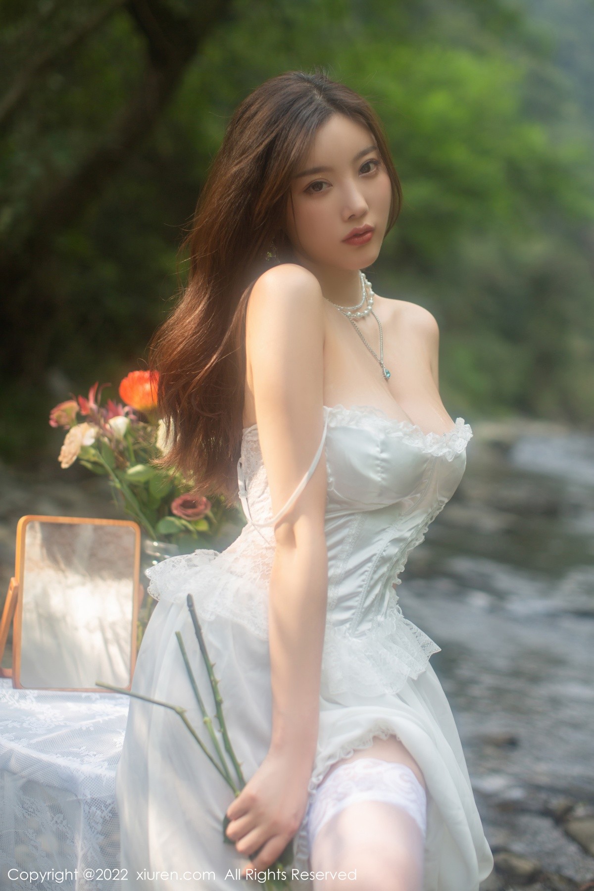 xgyw.top_XiuRen第4564期_女神杨晨晨Yome户外小溪场景白色礼裙配白丝袜完美诱惑写真86P