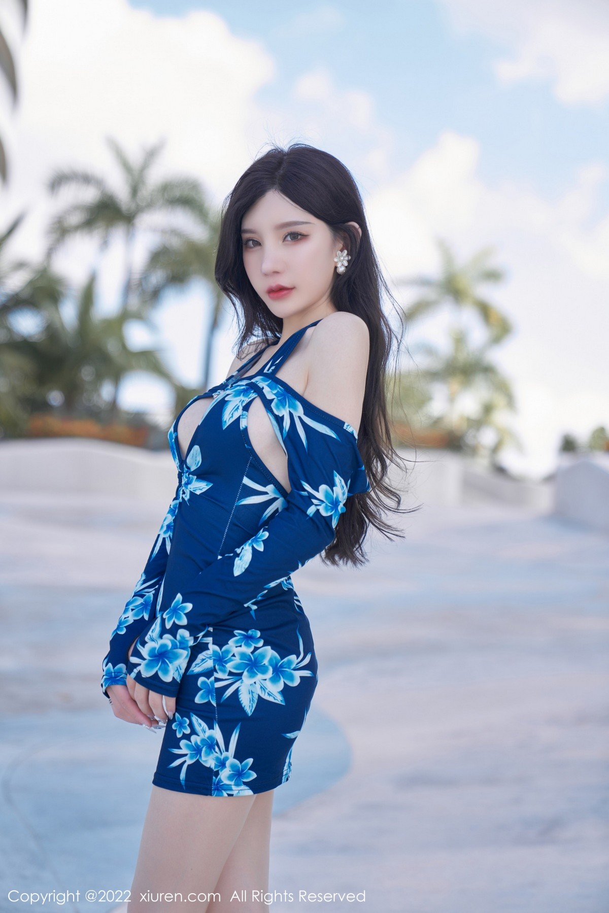 xgyw.top_XiuRen第4563期_女神周于希Sally三亚旅拍性感蓝花纹连身衣秀翘臀美腿诱惑写真72P