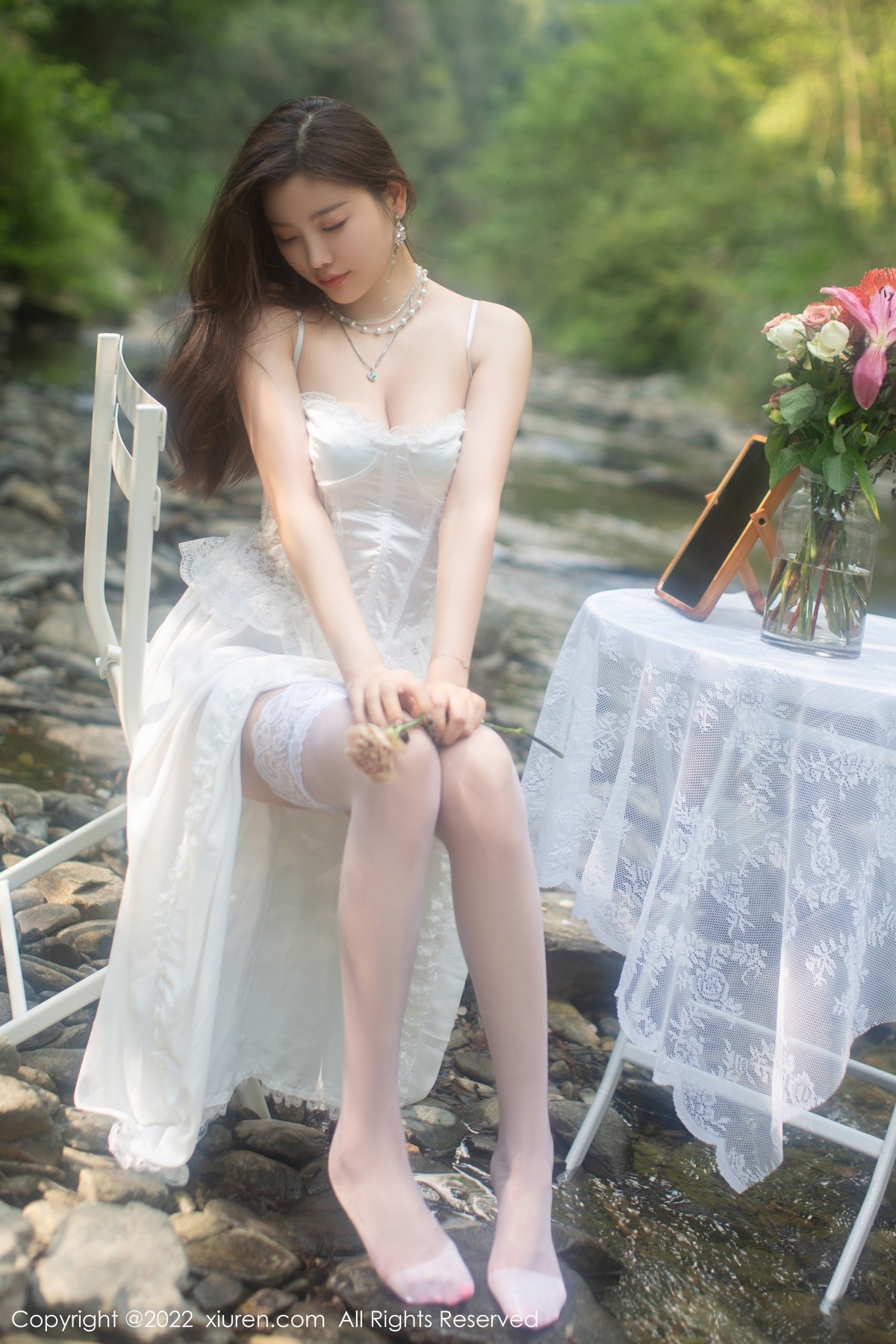 xgyw.top_XiuRen第4564期_女神杨晨晨Yome户外小溪场景白色礼裙配白丝袜完美诱惑写真86P