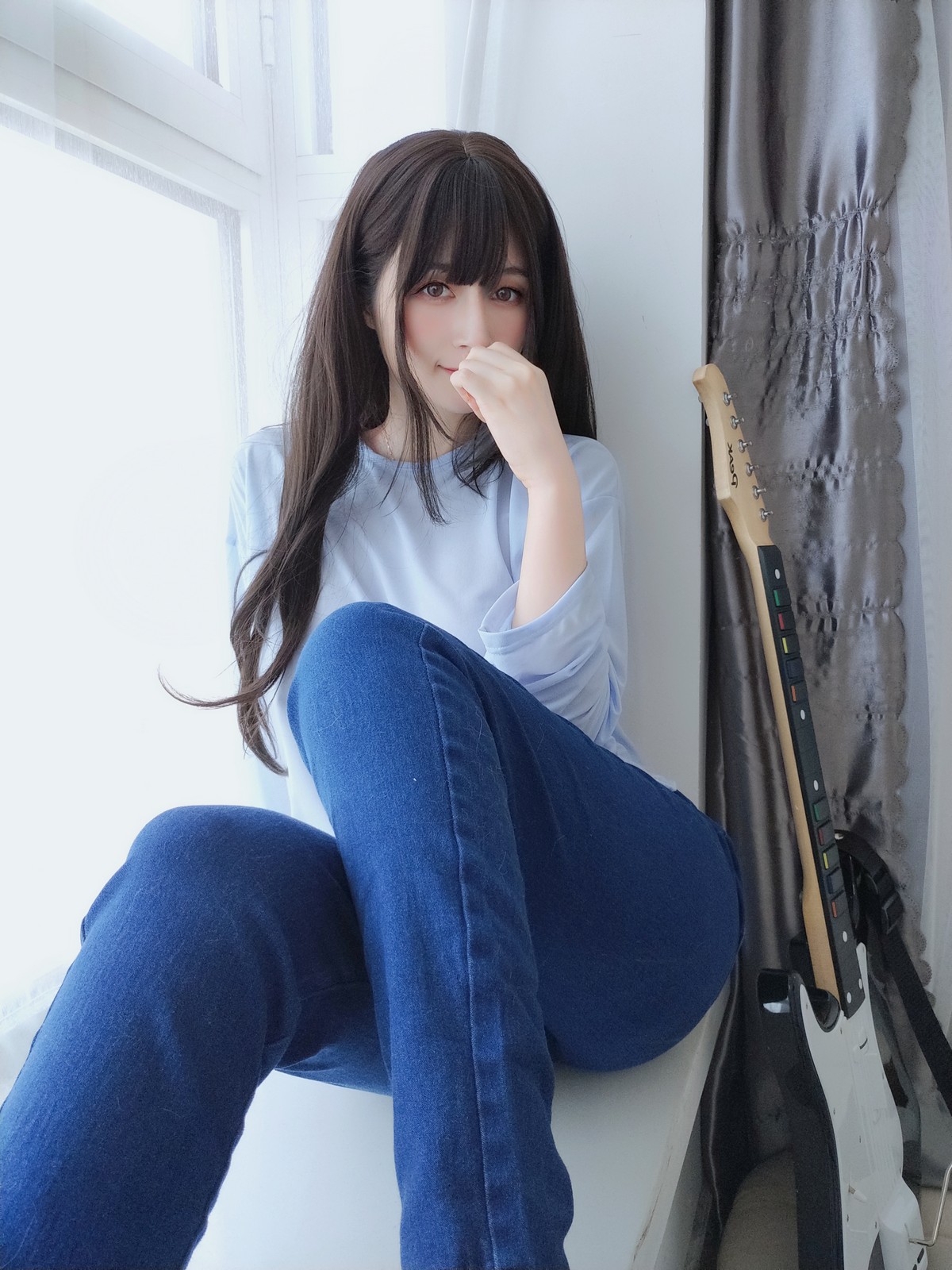 xgyw.top_Coser小姐姐白银81镜子里姐姐主题浅色薄透上衣配牛仔裤半脱露翘臀诱惑写真35P