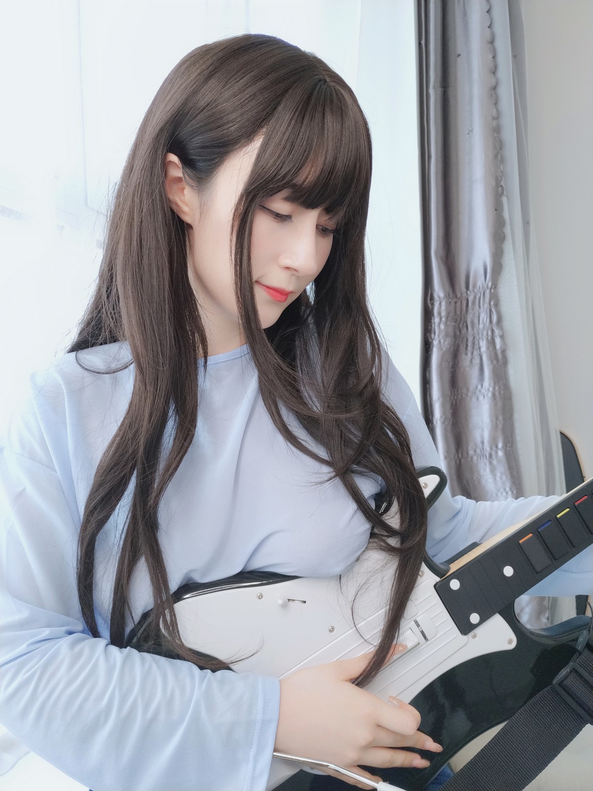 xgyw.top_Coser小姐姐白银81镜子里姐姐主题浅色薄透上衣配牛仔裤半脱露翘臀诱惑写真35P