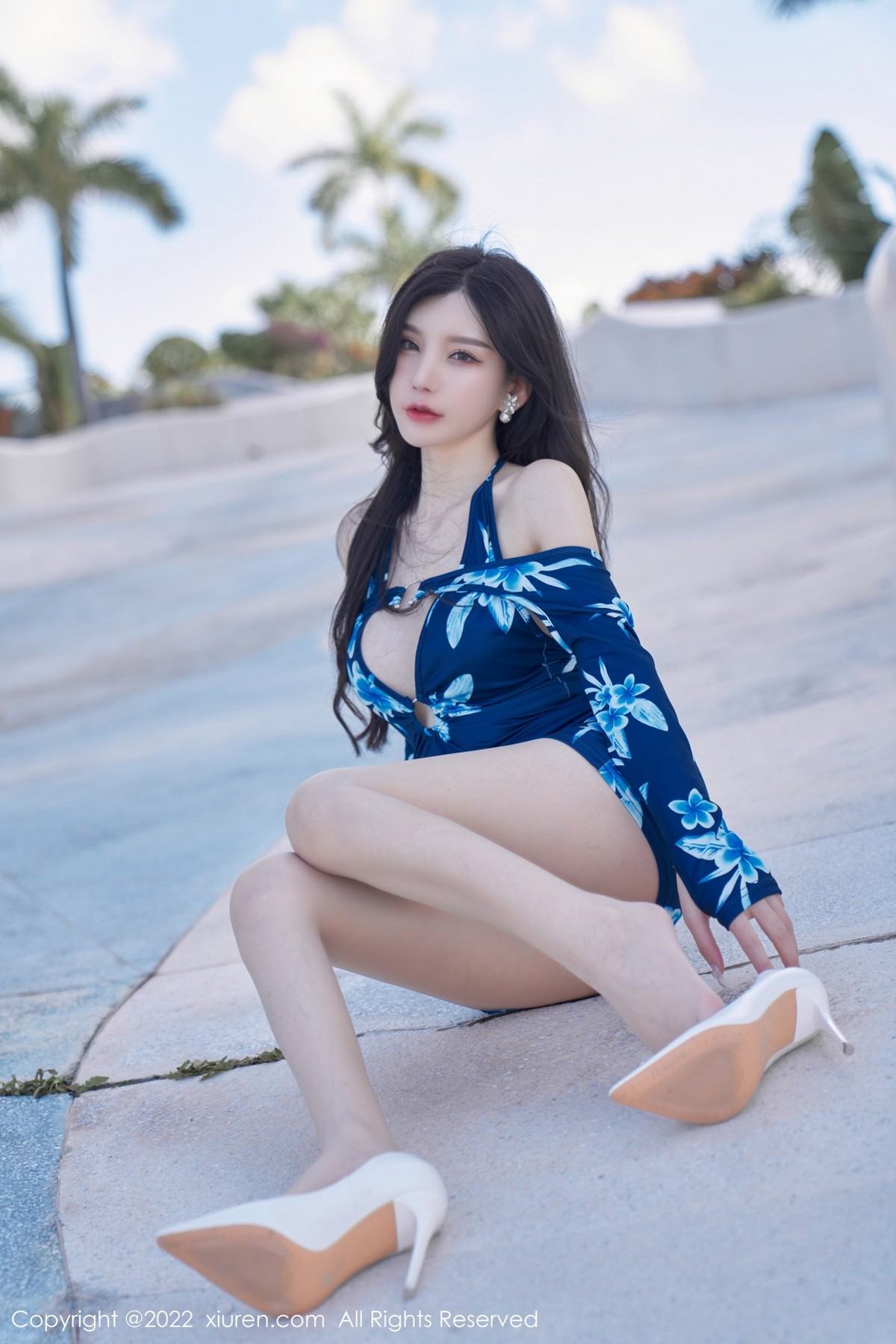 xgyw.top_XiuRen第4563期_女神周于希Sally三亚旅拍性感蓝花纹连身衣秀翘臀美腿诱惑写真72P