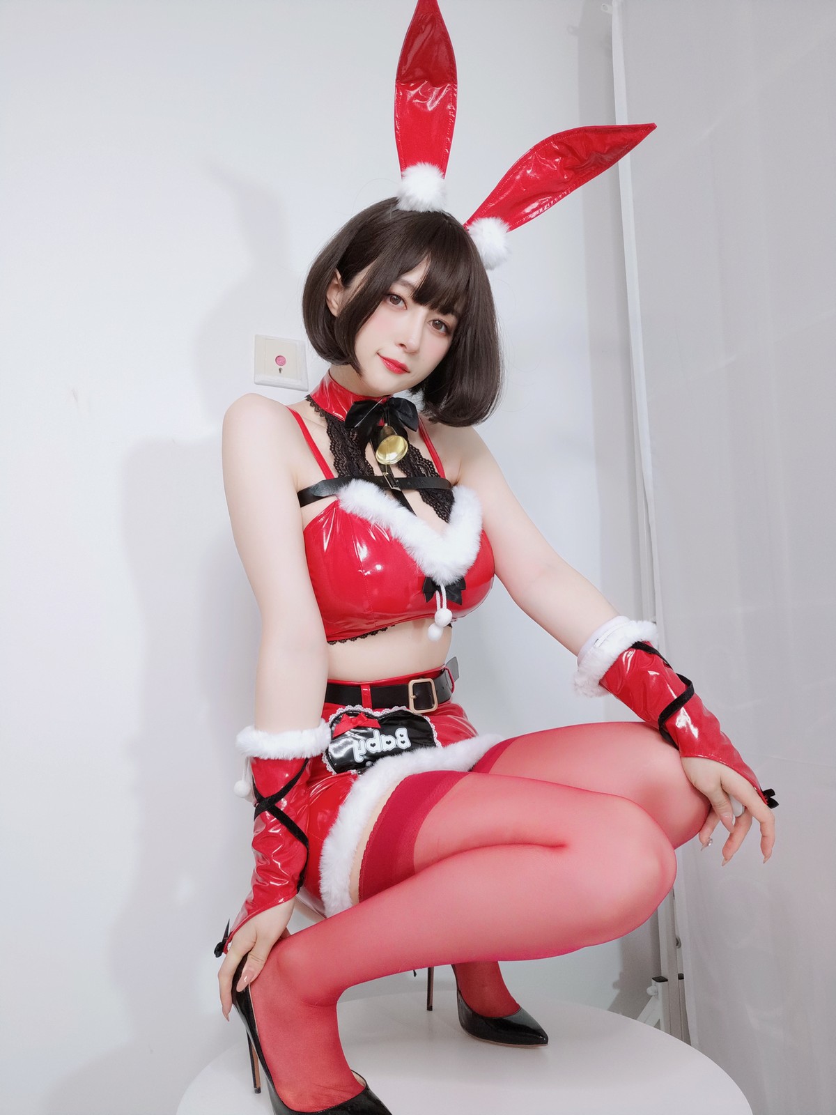 xgyw.top_Coser小姐姐白银81圣诞兔女郎主题性感红色服饰配红丝吊袜秀完美身材诱惑写真99P