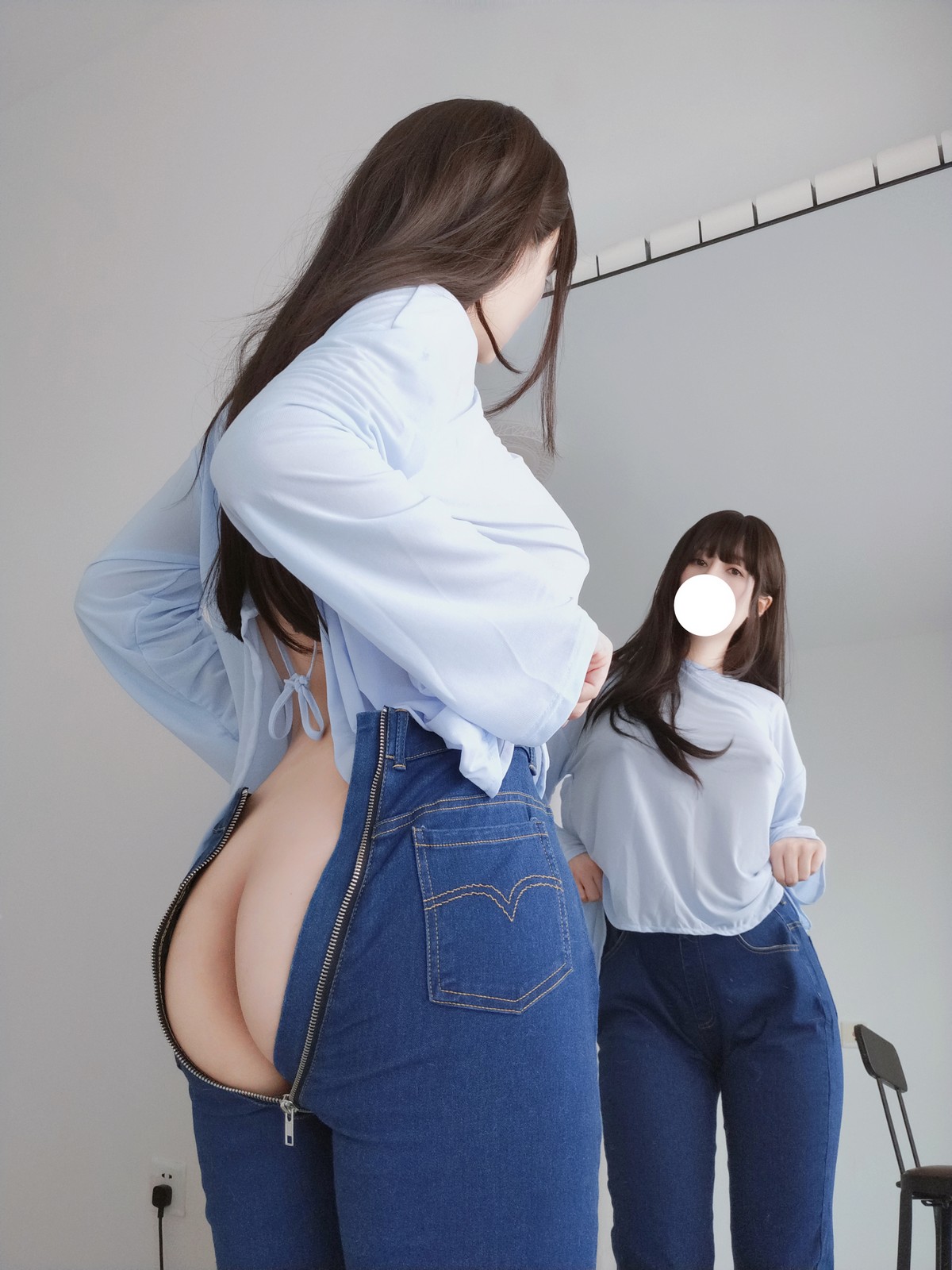 xgyw.top_Coser小姐姐白银81镜子里姐姐主题浅色薄透上衣配牛仔裤半脱露翘臀诱惑写真35P