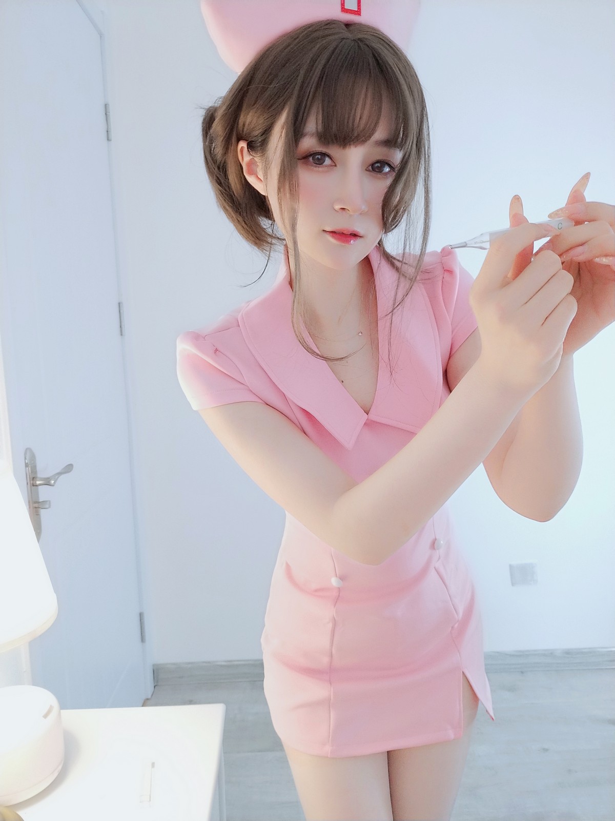 xgyw.top_Coser小姐姐白银81夜间私人护士主题私房性感粉色上衣配闪亮肉丝裤袜诱惑写真33P