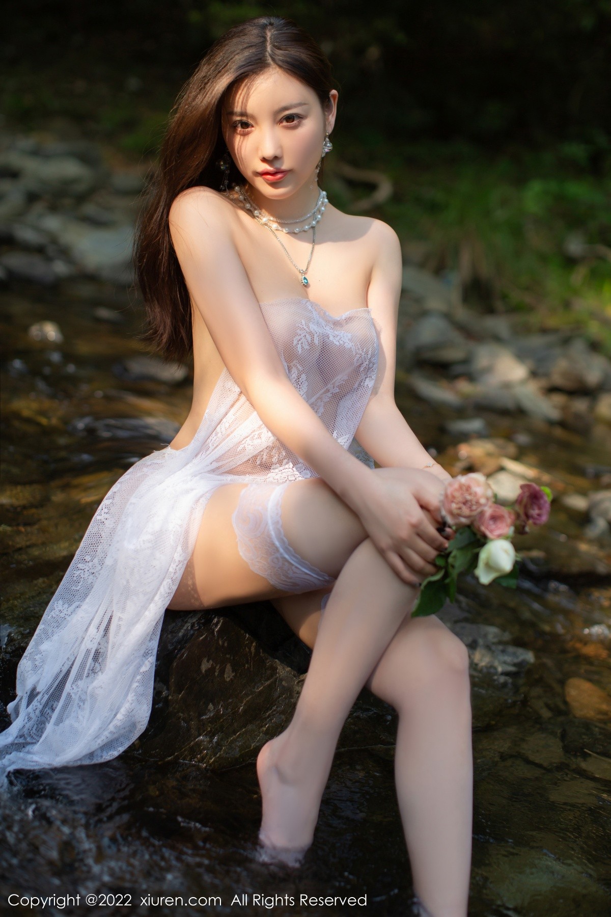 xgyw.top_XiuRen第4564期_女神杨晨晨Yome户外小溪场景白色礼裙配白丝袜完美诱惑写真86P