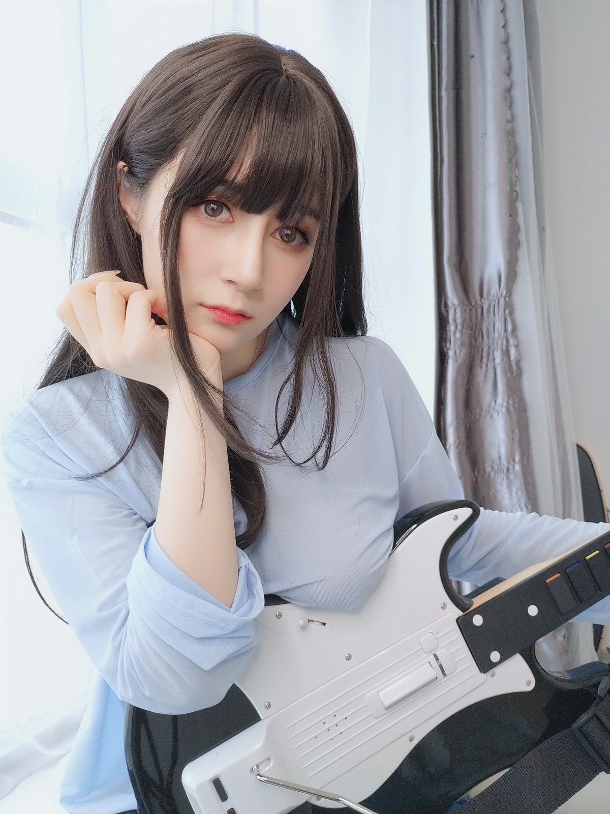 xgyw.top_Coser小姐姐白银81镜子里姐姐主题浅色薄透上衣配牛仔裤半脱露翘臀诱惑写真35P
