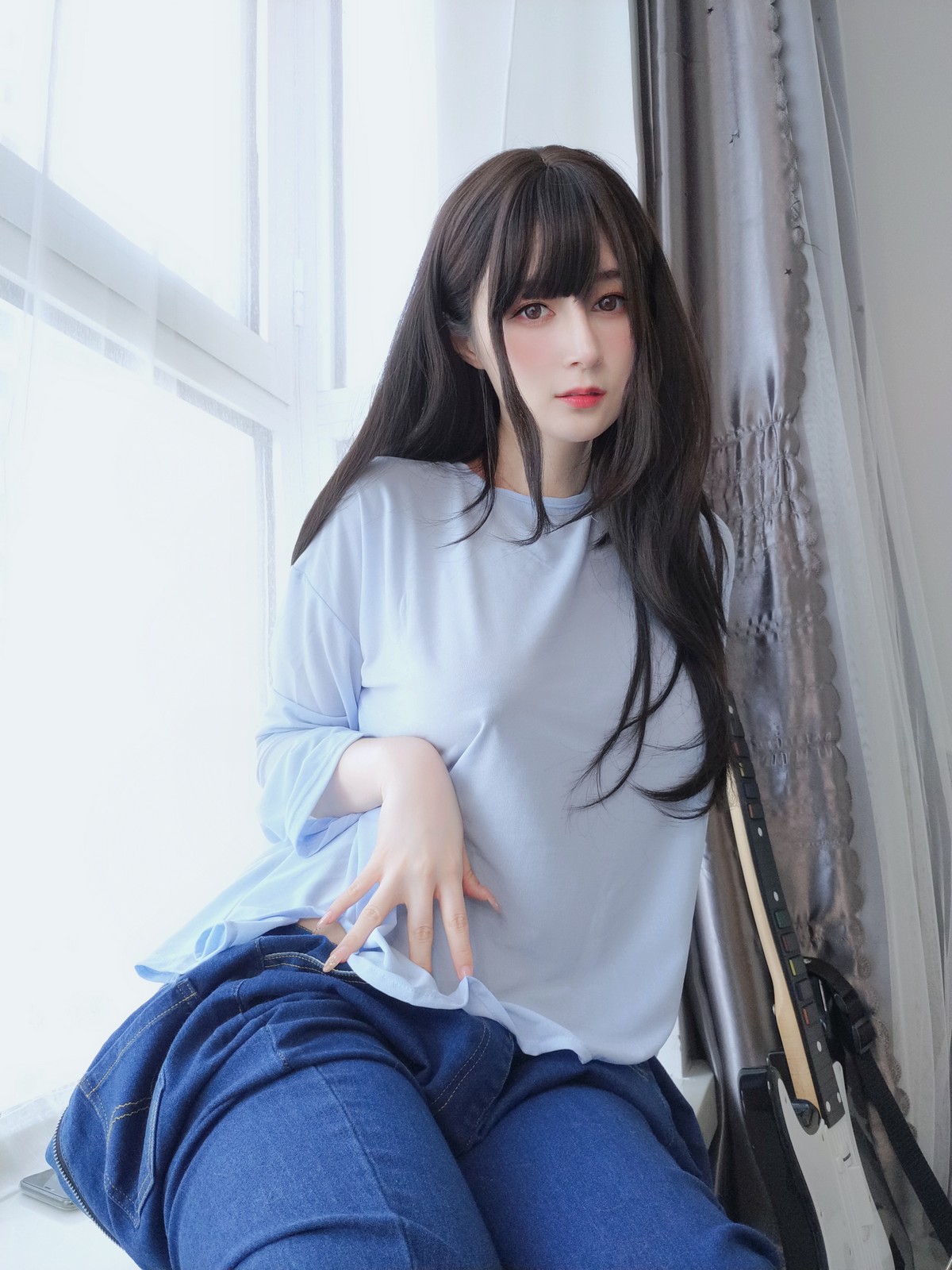 xgyw.top_Coser小姐姐白银81镜子里姐姐主题浅色薄透上衣配牛仔裤半脱露翘臀诱惑写真35P