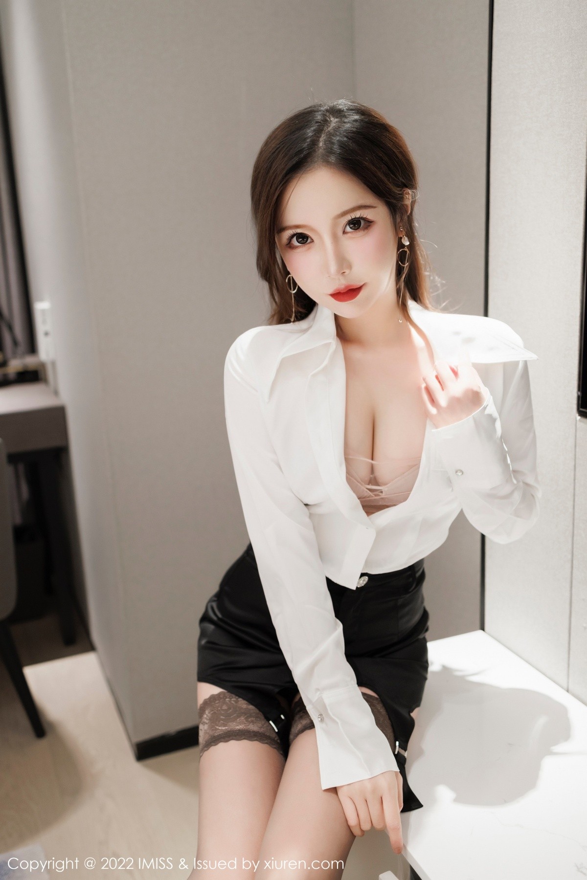 xgyw.top_[IMISS爱蜜社]Vol.661_模特LindaLinda白色上衣配黑短裙半脱露性感内衣蕾丝袜诱惑写真39P