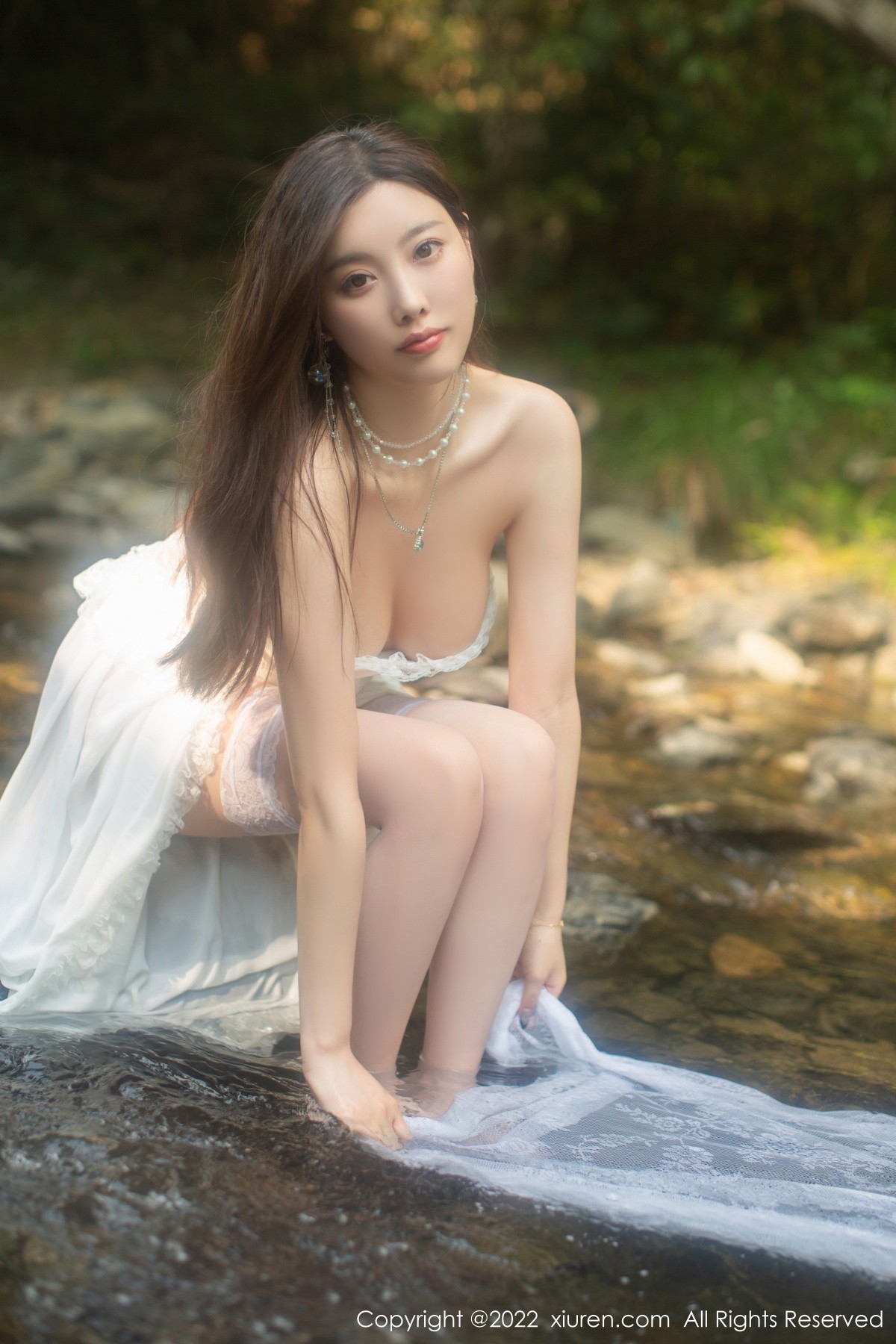 xgyw.top_XiuRen第4564期_女神杨晨晨Yome户外小溪场景白色礼裙配白丝袜完美诱惑写真86P