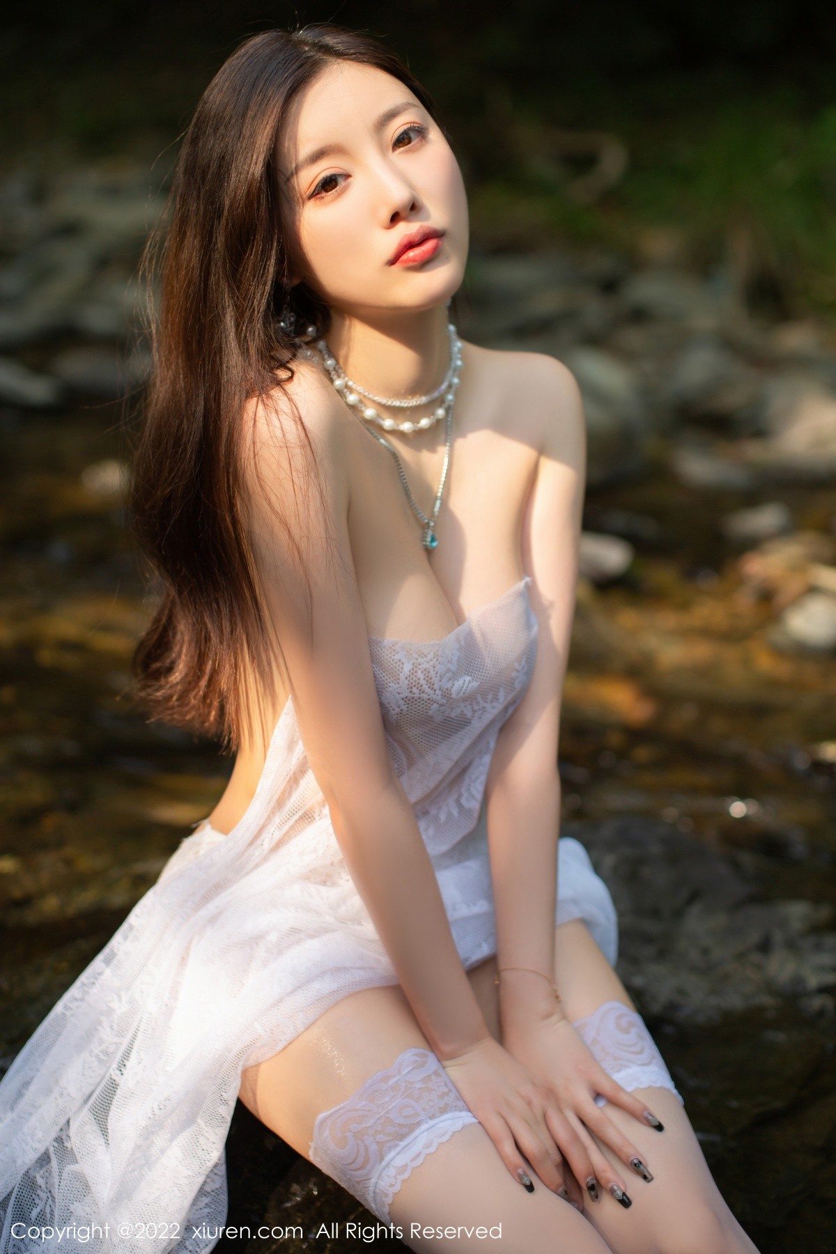 xgyw.top_XiuRen第4564期_女神杨晨晨Yome户外小溪场景白色礼裙配白丝袜完美诱惑写真86P