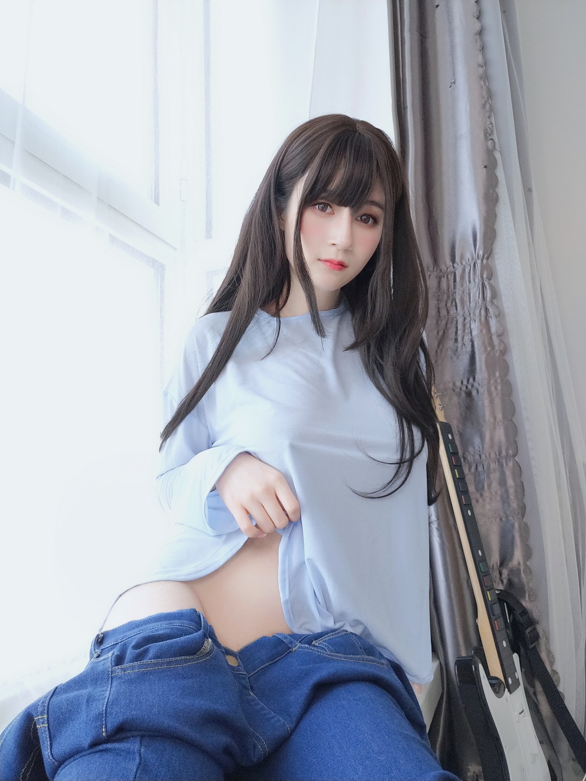 xgyw.top_Coser小姐姐白银81镜子里姐姐主题浅色薄透上衣配牛仔裤半脱露翘臀诱惑写真35P