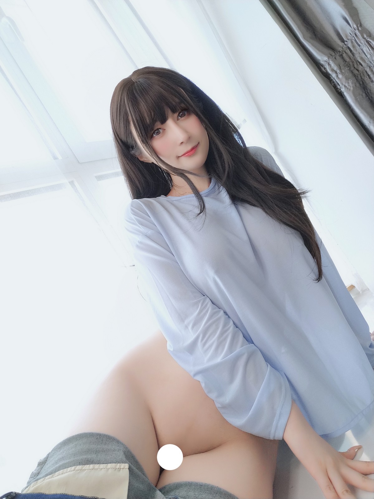 xgyw.top_Coser小姐姐白银81镜子里姐姐主题浅色薄透上衣配牛仔裤半脱露翘臀诱惑写真35P