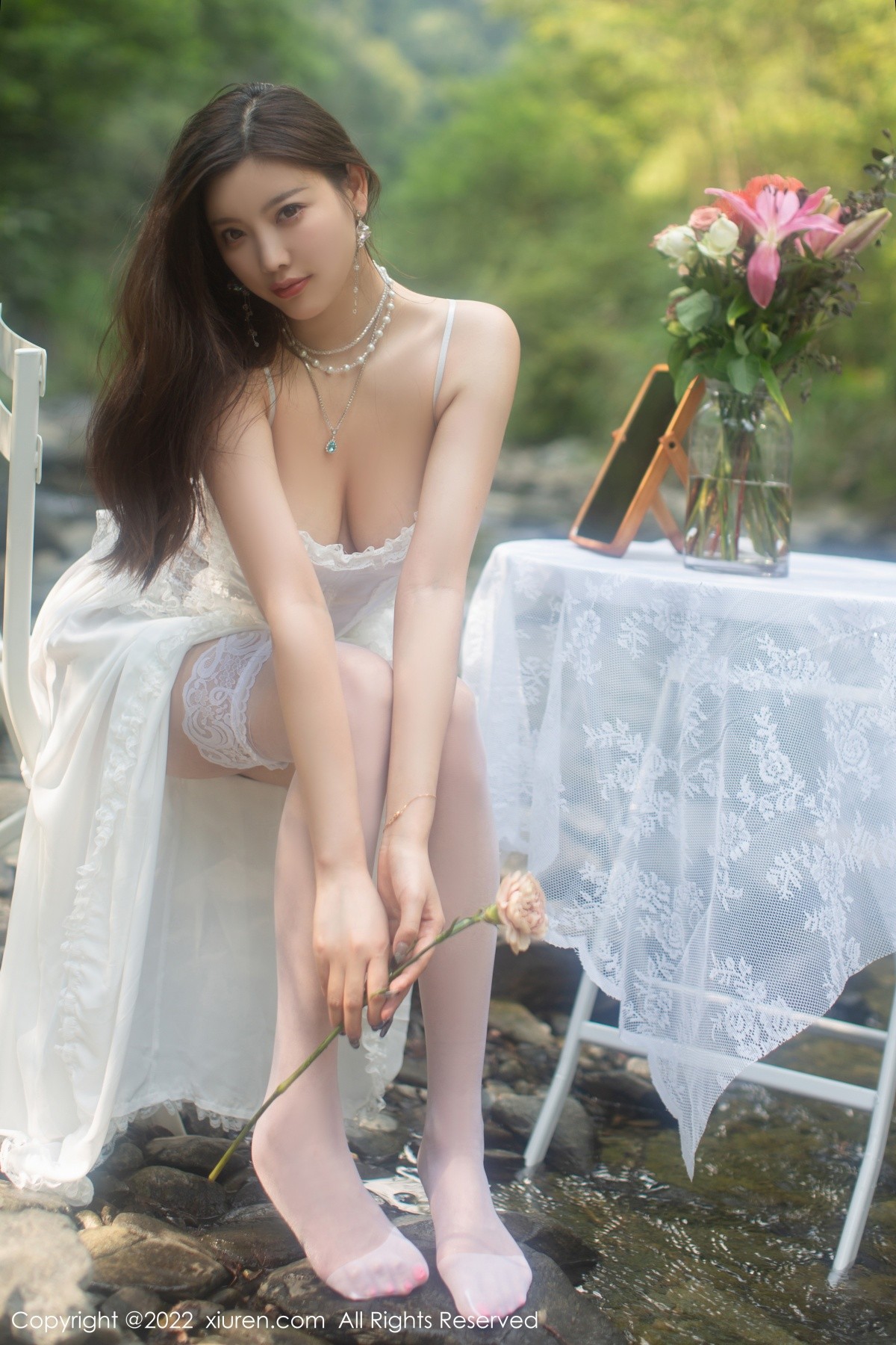xgyw.top_XiuRen第4564期_女神杨晨晨Yome户外小溪场景白色礼裙配白丝袜完美诱惑写真86P